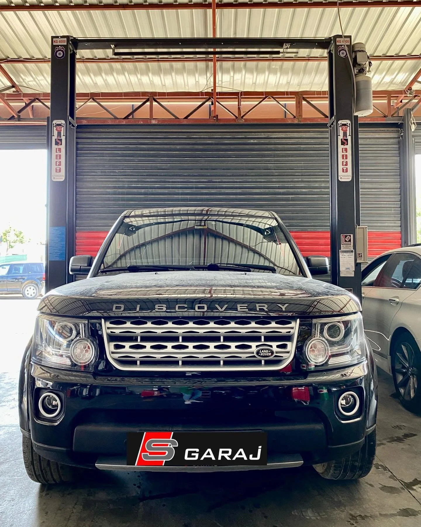 S Garaj, Fethiye'de otomobil, SUV, cip ve tüm üst segment araçlar için profesyonel bakım, onarım ve yedek parça hizmetleri sunmaktadır. Alanında uzman teknik ekibi, modern servis altyapısı ve kaliteli yedek parça çözümleriyle her marka ve model araca