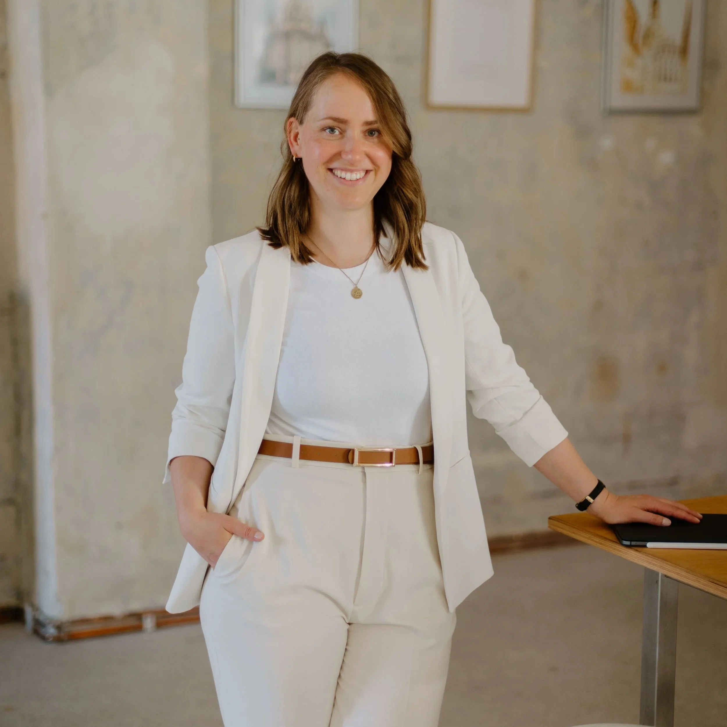 Stefanie Schneider im Praxisraum von Neustart Hypnose in Wurzen
