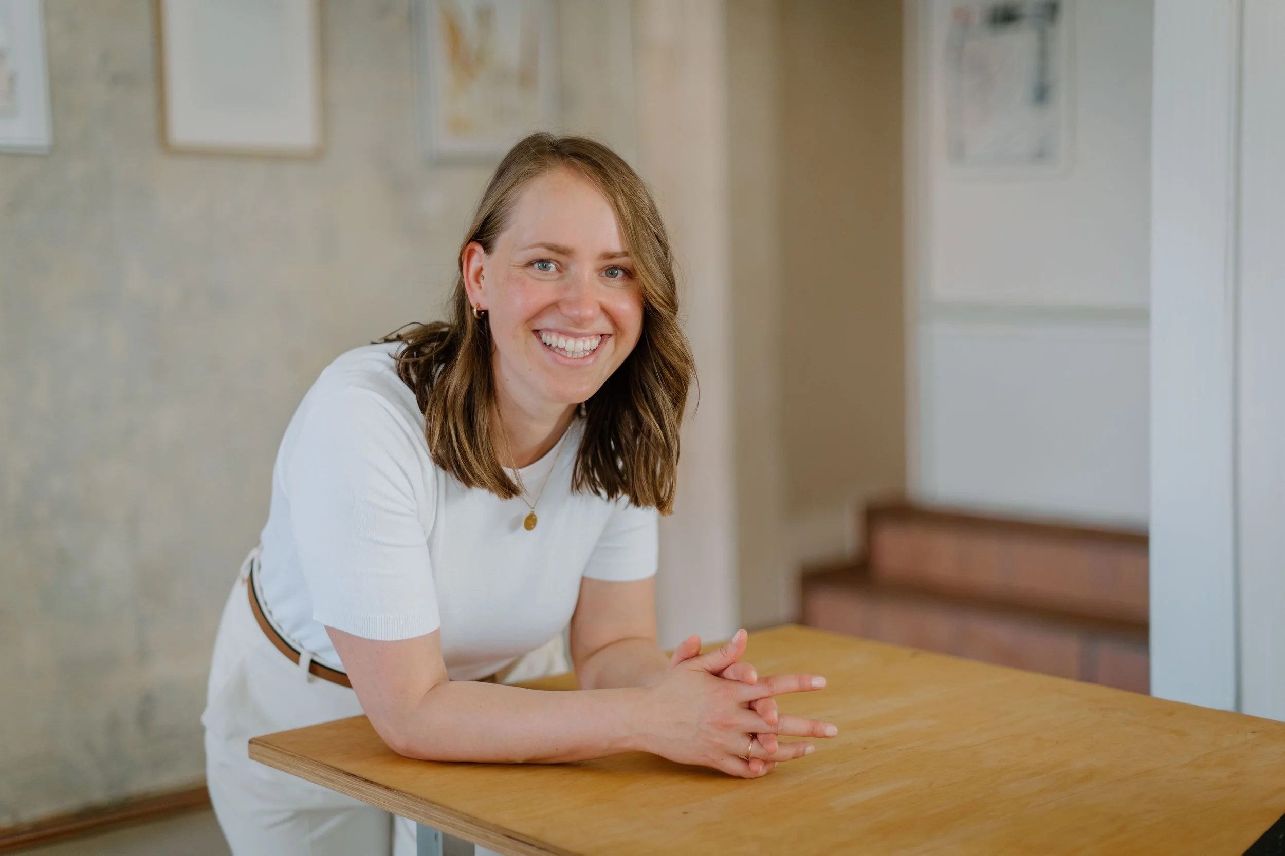 Stefanie Schneider im Praxisraum von Neustart Hypnose in Wurzen