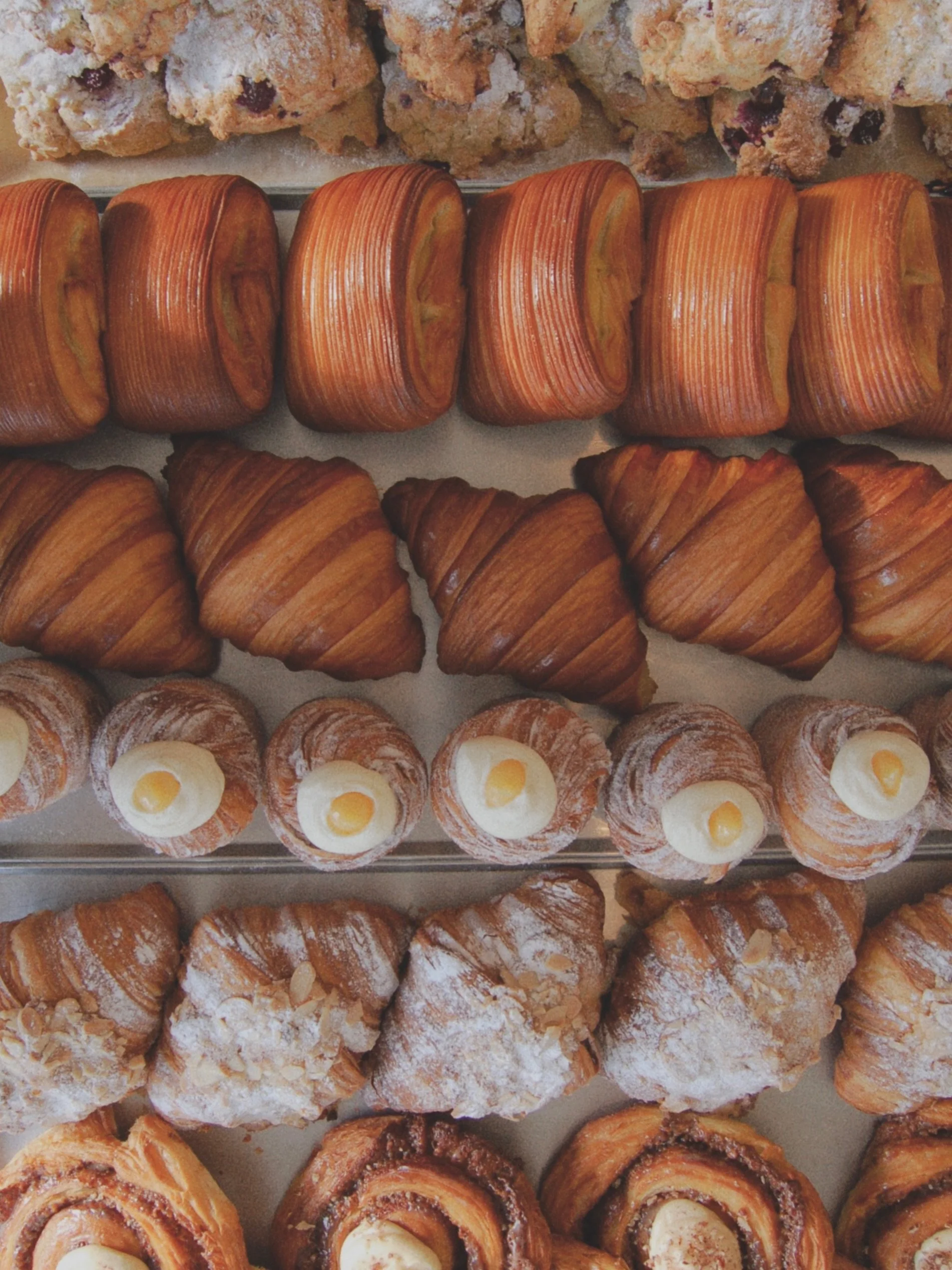 Bright &amp; early, ready for the day. You can find us open at 8am every morning, a good time to pop by before we get busy!
Bonus points if you catch us on one of these lovely calm, sunny ones 🌞