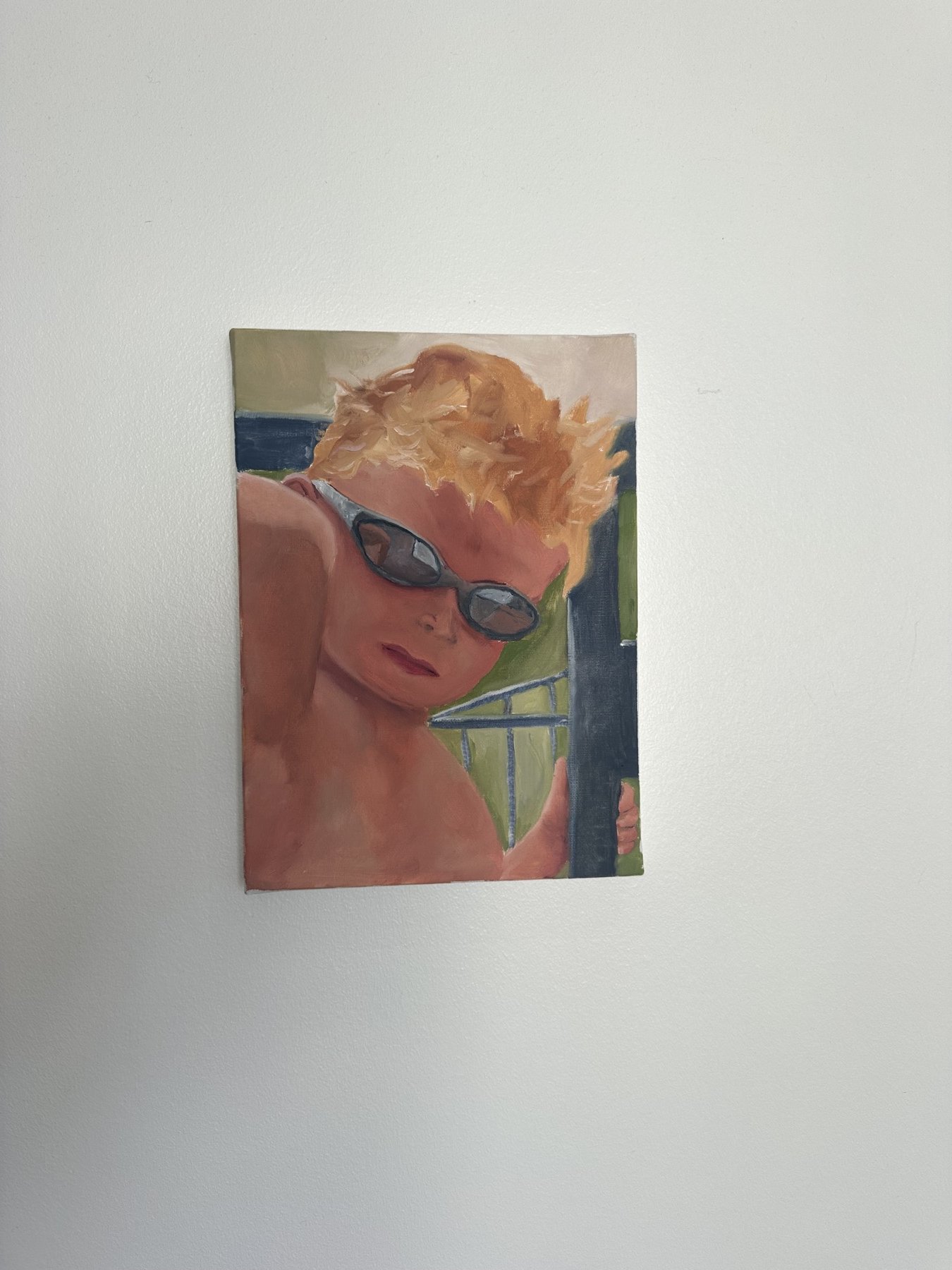 Et maleri af en person med blond hår, der bærer solbriller, ved en swimmingpool på en solrig dag.
