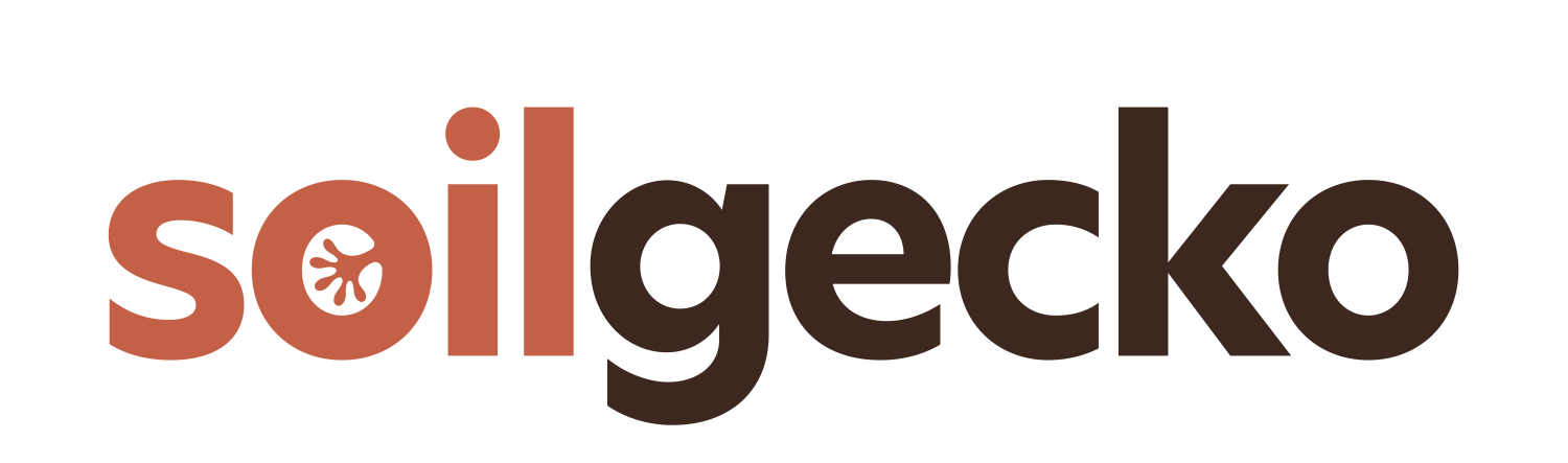 Logo met de tekst 'soilgecko' in bruintinten, met een klein kikkerontwerp in de 'o' van soil.