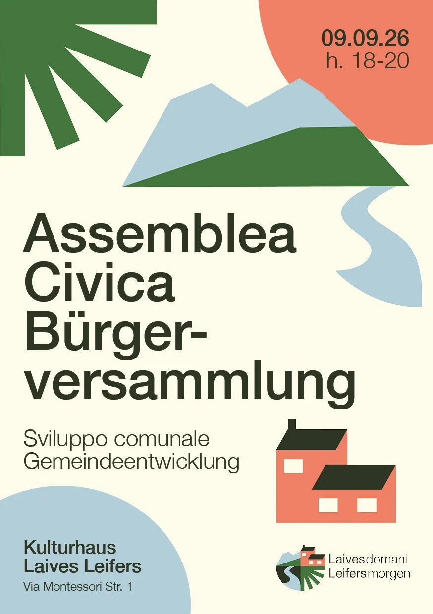 Volantino informativo per un'assemblea civica sulla sviluppo comunale, con data, orario, e indirizzo, accompagnato da illustrazioni di montagne, case e simboli grafici.