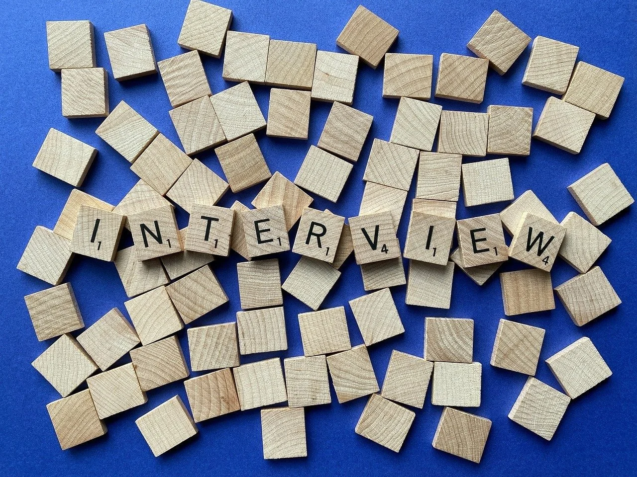 Durchführen von qualitativen Experteninterviews ohne Theorie?