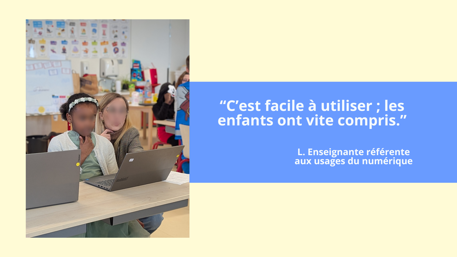 Deux jeunes filles assises devant un ordinateur portable dans une classe, l'une d'elles semble montrer quelque chose à l'autre. L'image montre un environnement scolaire avec des affiches sur le mur en arrière-plan.