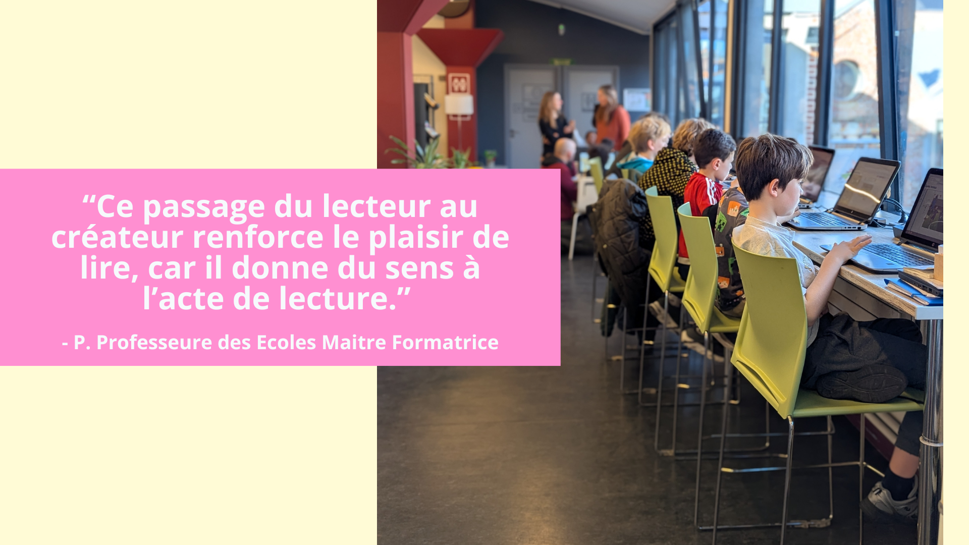 Des enfants assis à des ordinateurs portables dans une salle lumineuse avec de grandes fenêtres et deux femmes discutant en arrière-plan.