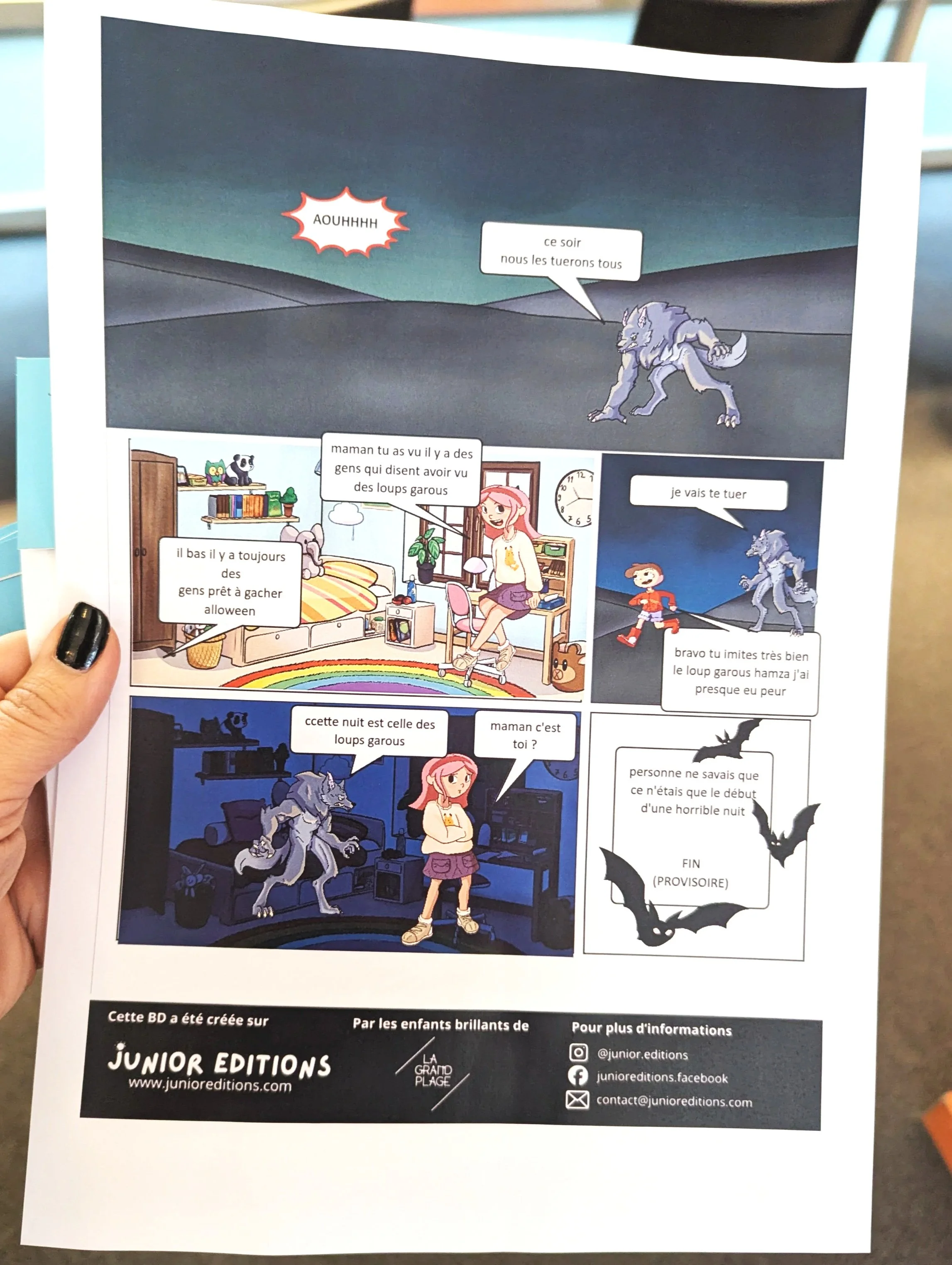 Page imprimée de bande dessinée tenue dans une main avec des personnages humains et un loup-garou, discussion concernant une nuit et des loups-garous.