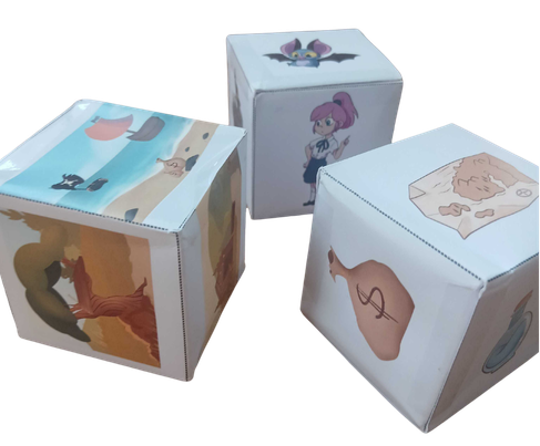 Trois cubes en papier illustrés, des lanceurs d'histoires, avec des dessins d'animaux et de personnages de BD de Junior Éditions.