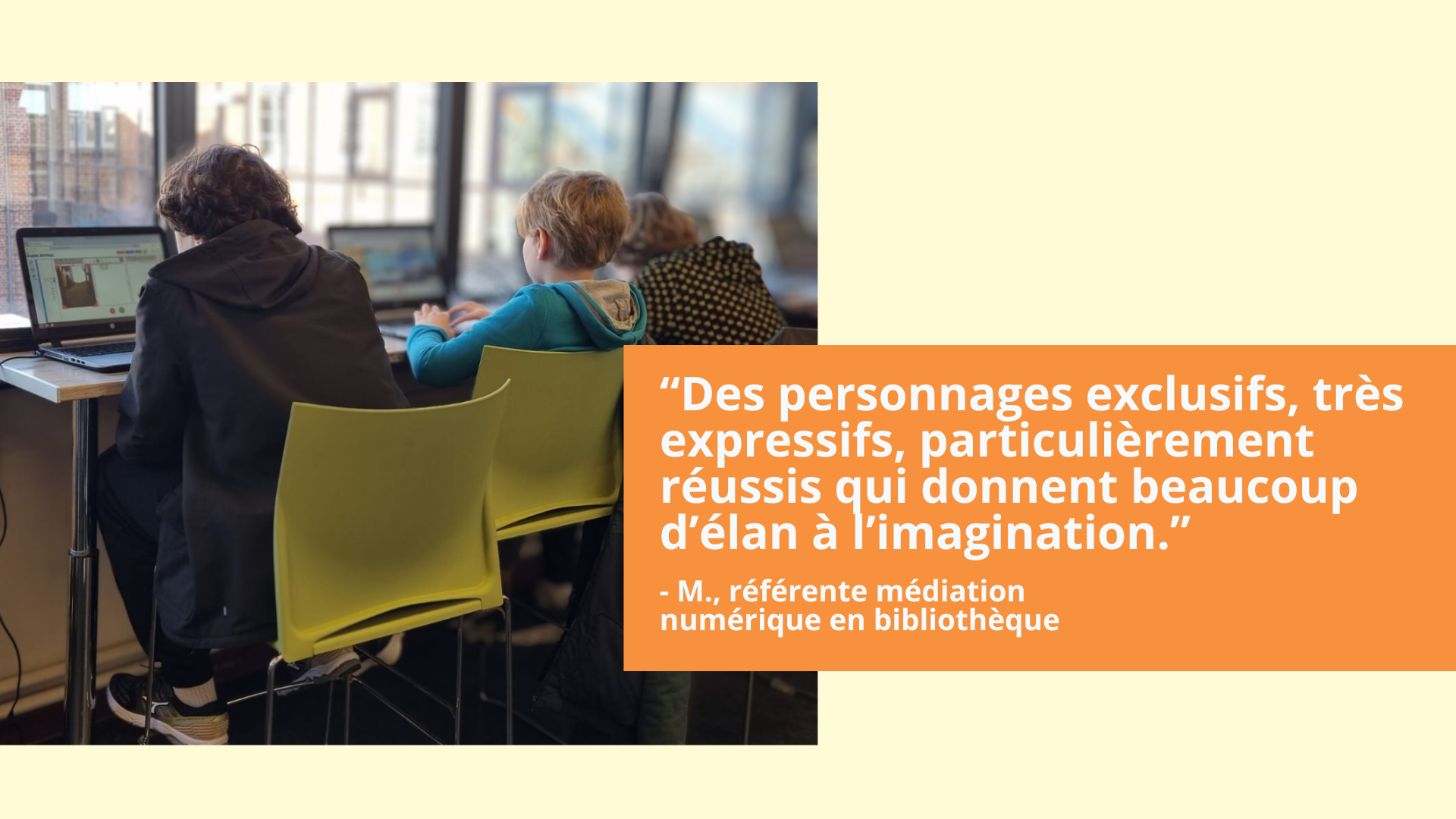 Deux enfants de dos utilisent des ordinateurs portables dans une bibliothèque, avec de grandes fenêtres derrière eux, et une citation en français à droite.