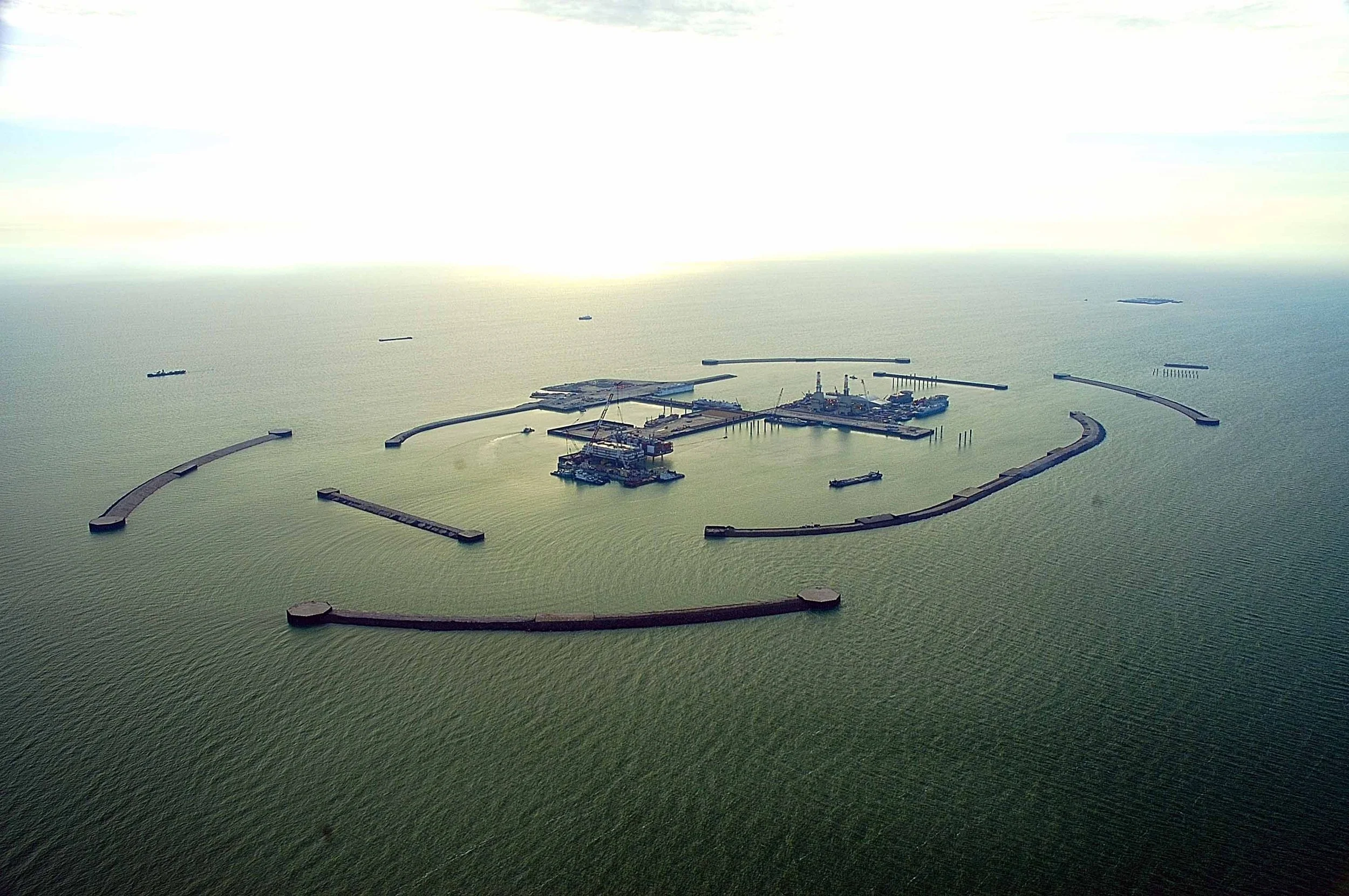 Una veduta dall'alto di una diga e un porto artificiale nel mare.