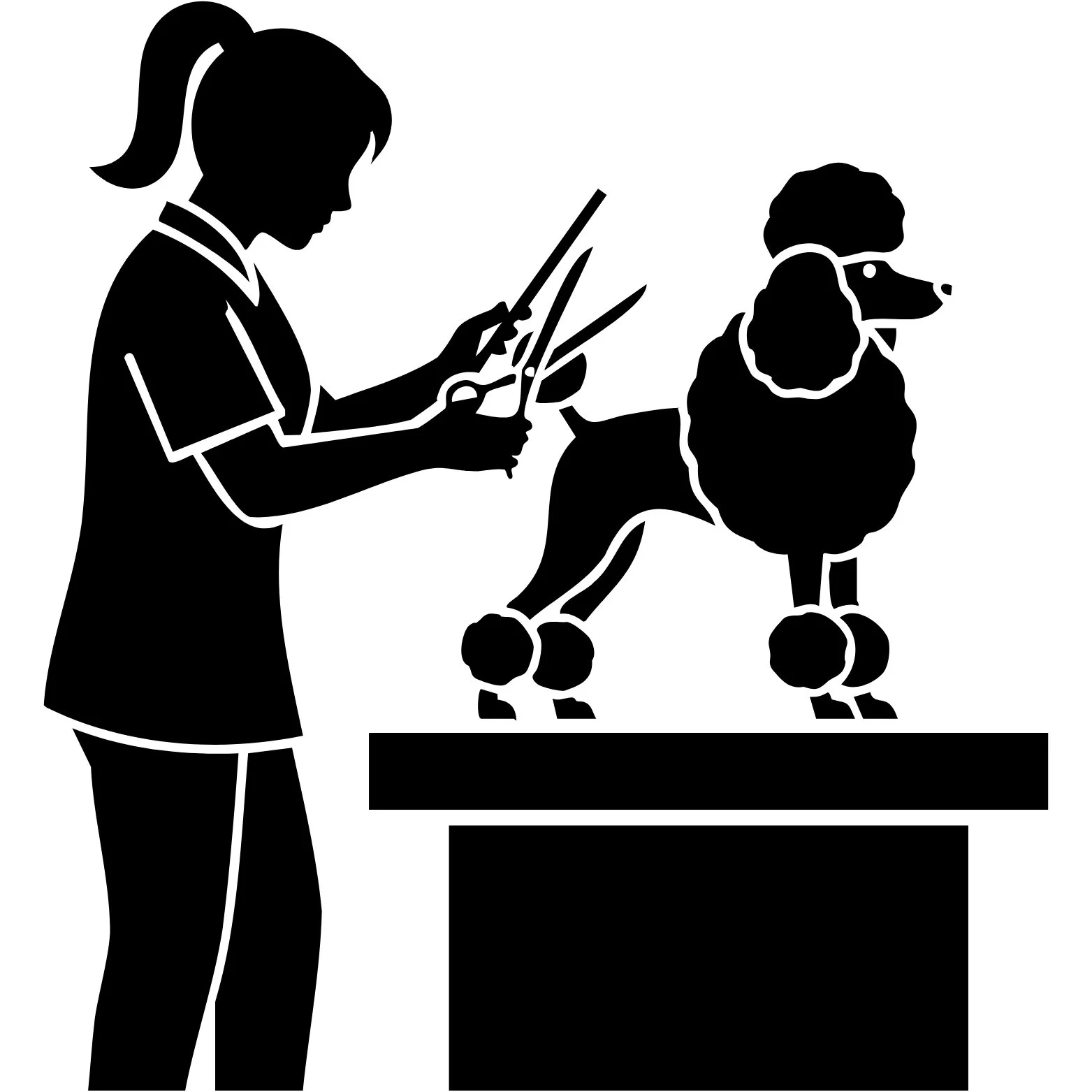 Silhouette d'une fille regardant un chien en bois sur une plateforme en bois, en blanc et noir.