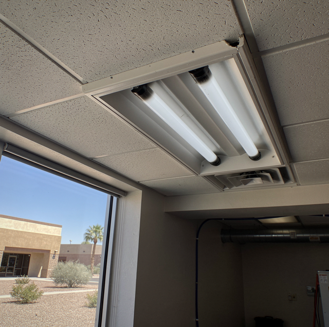 Flickering fluorescent tube with blackened ends in ceiling fixture