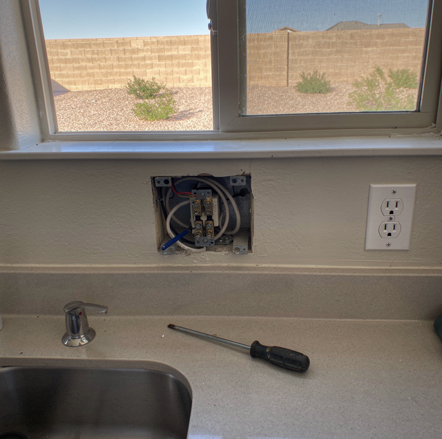 Multiple Outlets Dead at Once? What's Wired Together