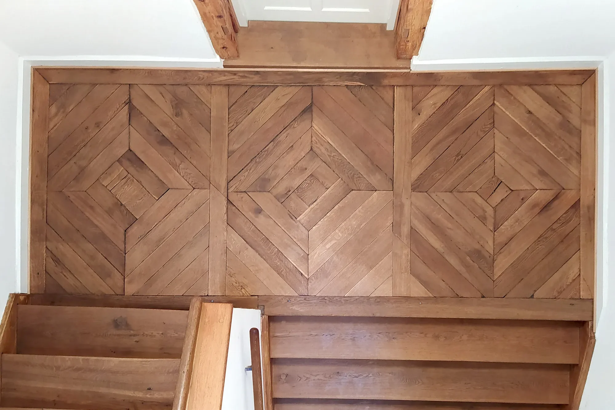 Holztreppe mit einer Holzwand im Hintergrund.