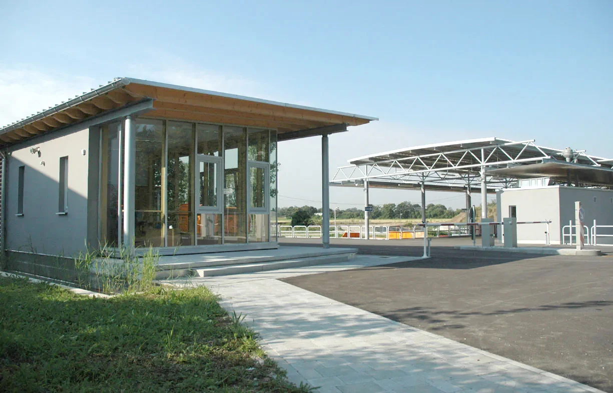 Moderne Gebäude und Pavillons in einer ländlichen Umgebung mit grünem Himmel und leerem Asphalt.