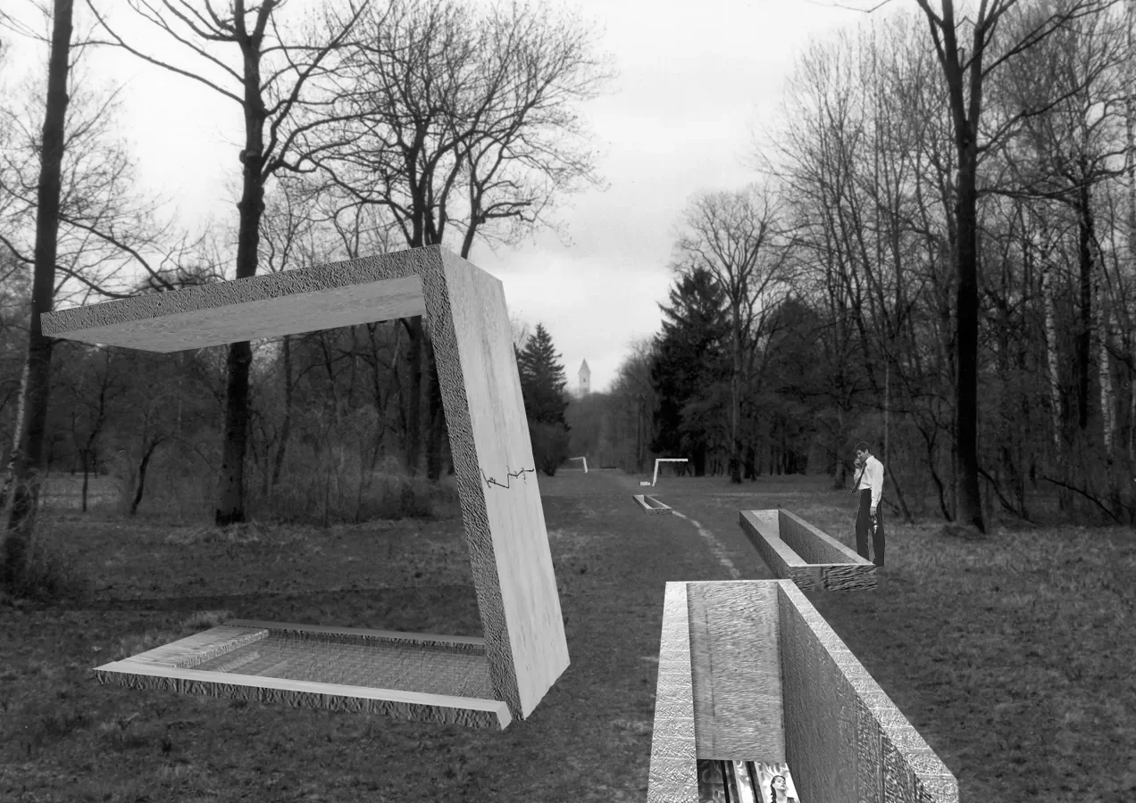 Ein Park mit Bäumen, im Hintergrund ein Kirchturm, auf einem Weg stehen mehrere große, umgedrehte Holzrahmen, und eine Person betrachtet sie.
