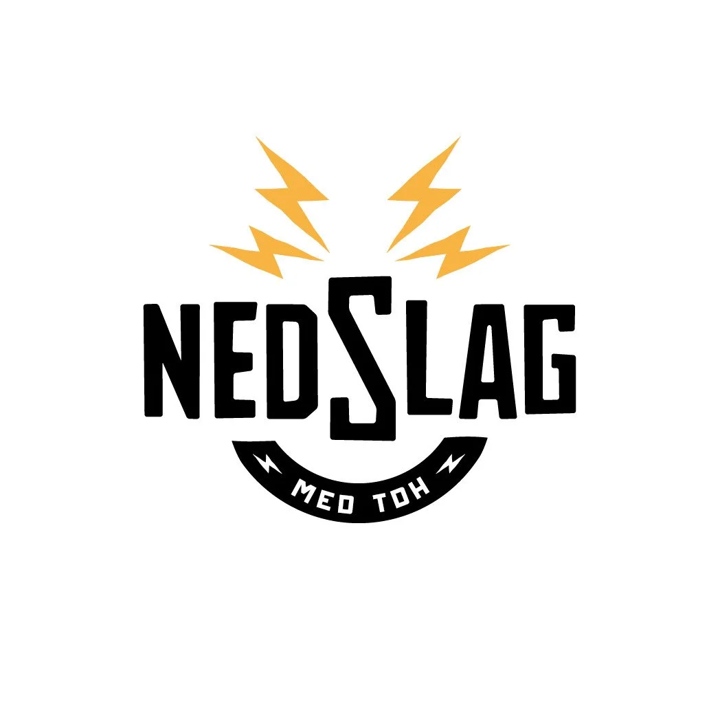 Logo with the word 'NEDSLAG' in bold black letters, yellow lightning bolts above, and a black curved banner below with 'MED TDH' written on it.