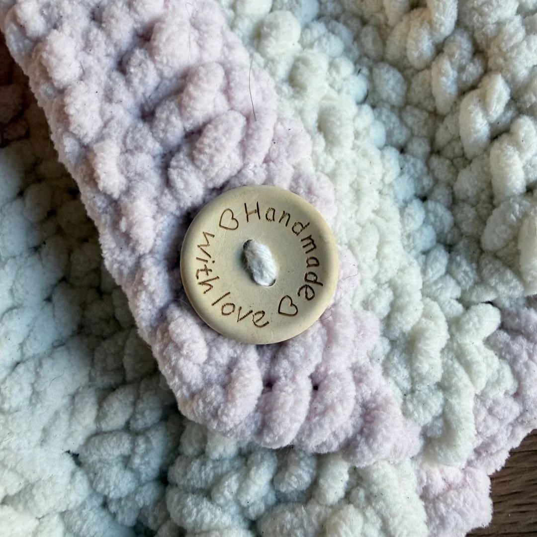 crochet-pouch-wooden-button.jpg