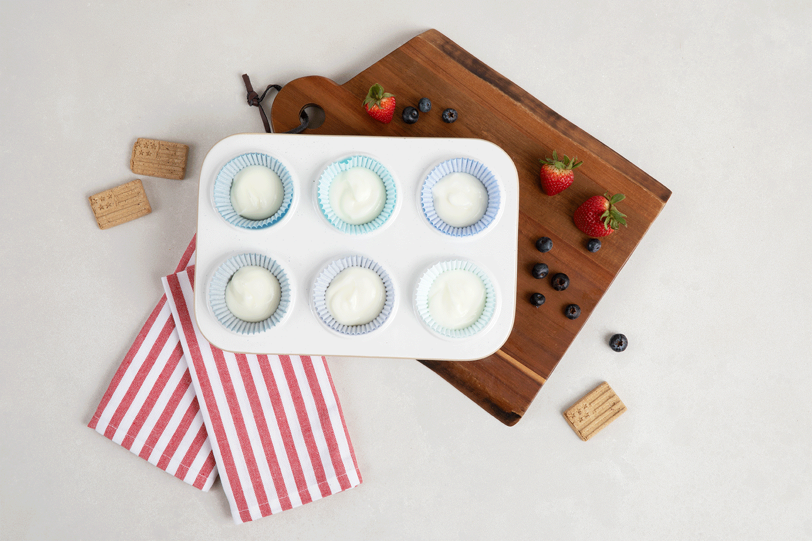 Blue-Buff_r1_RWB_RWB-Treat-cup-Assembling.gif
