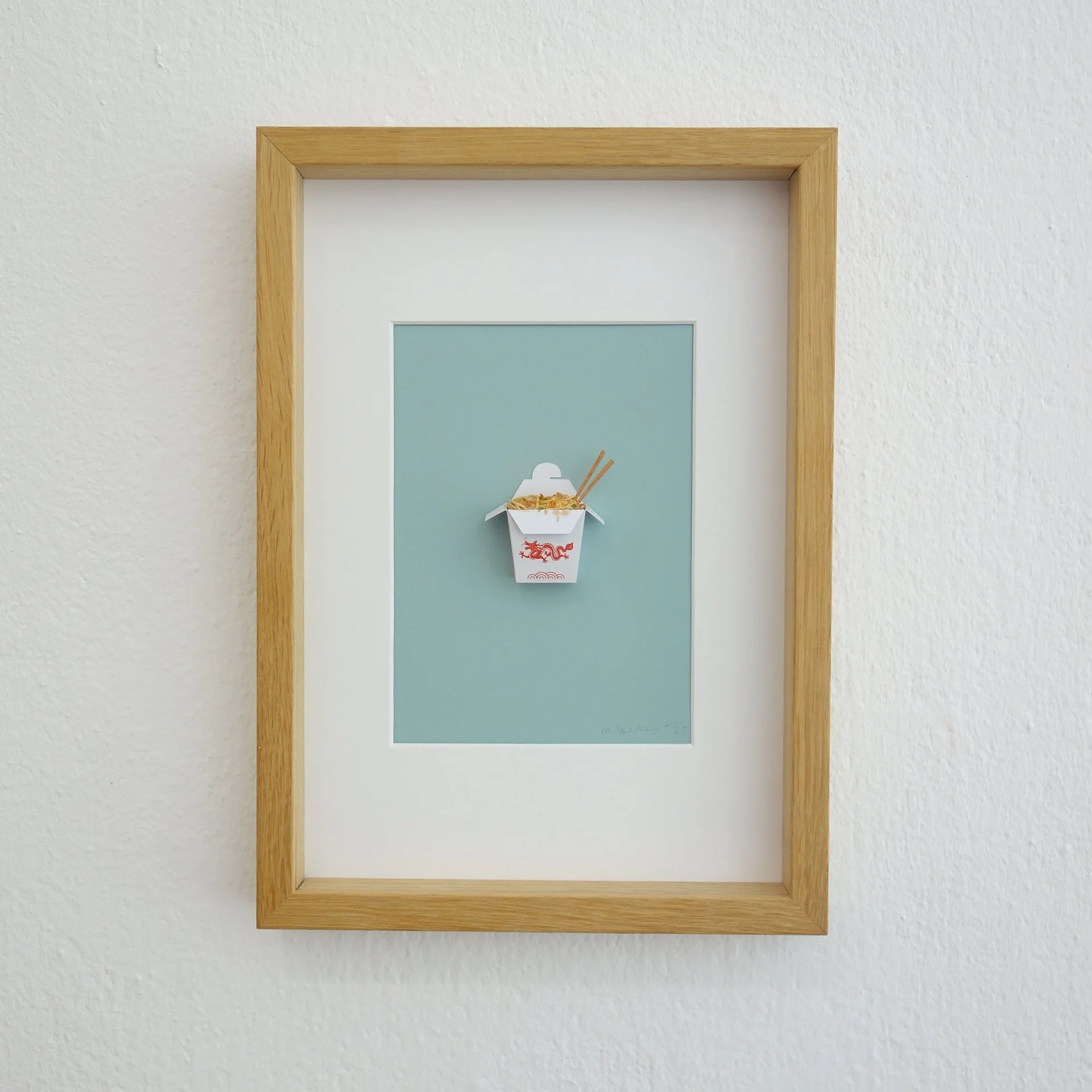Gemälde eines Stilllebens mit einer Schüssel mit Fischen und Essstäbchen, gerahmt an einer weißen Wand.