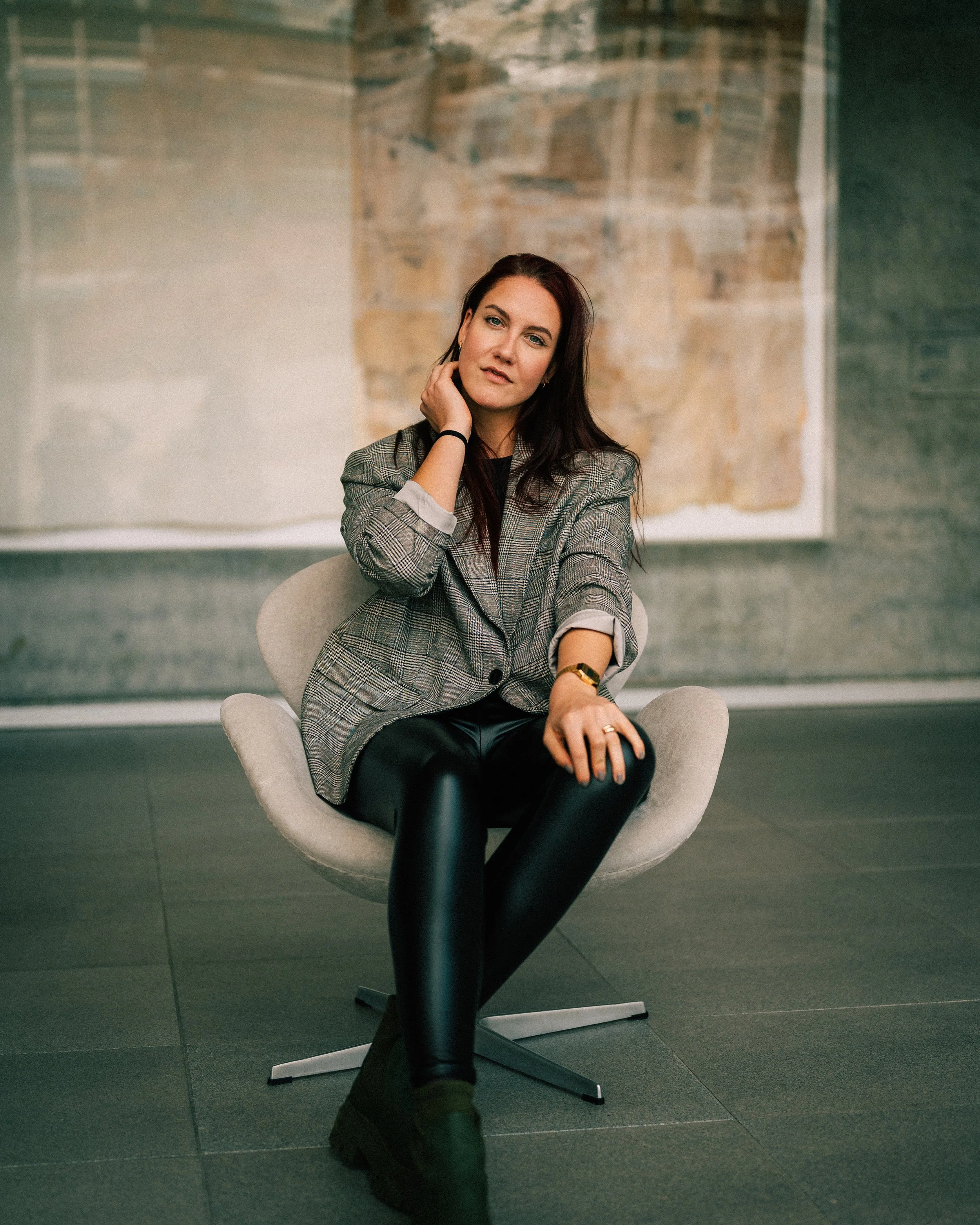 Business-Fotografie von einer Frau, die in einem modernen Bürogebäude in Offenburg sitzt beim Burda Verlag