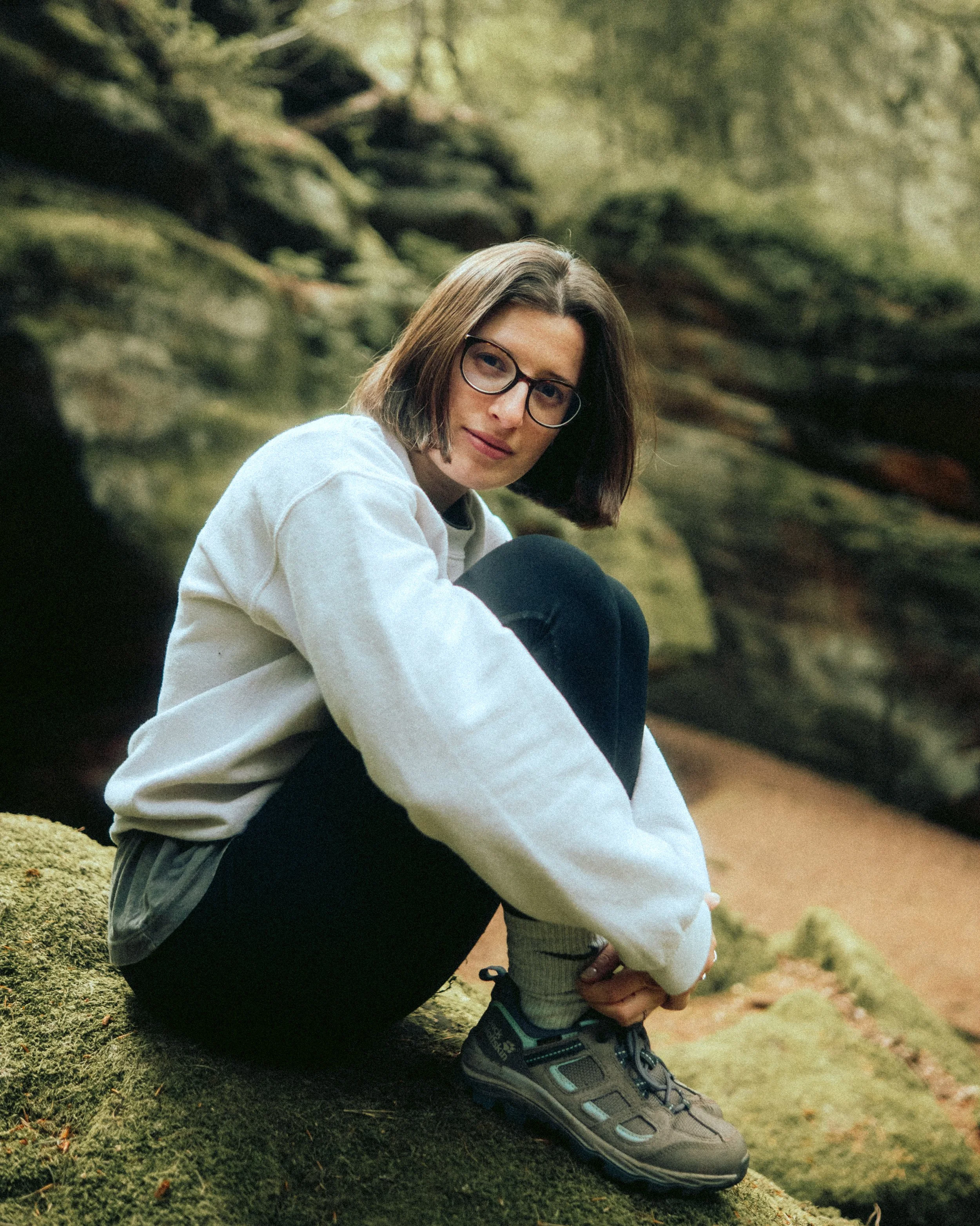 Outdoor-Portrait von einer Frau mit Brille, braunen Haaren und sportlicher Ourdoor-Kleidung im Wald im Saarland