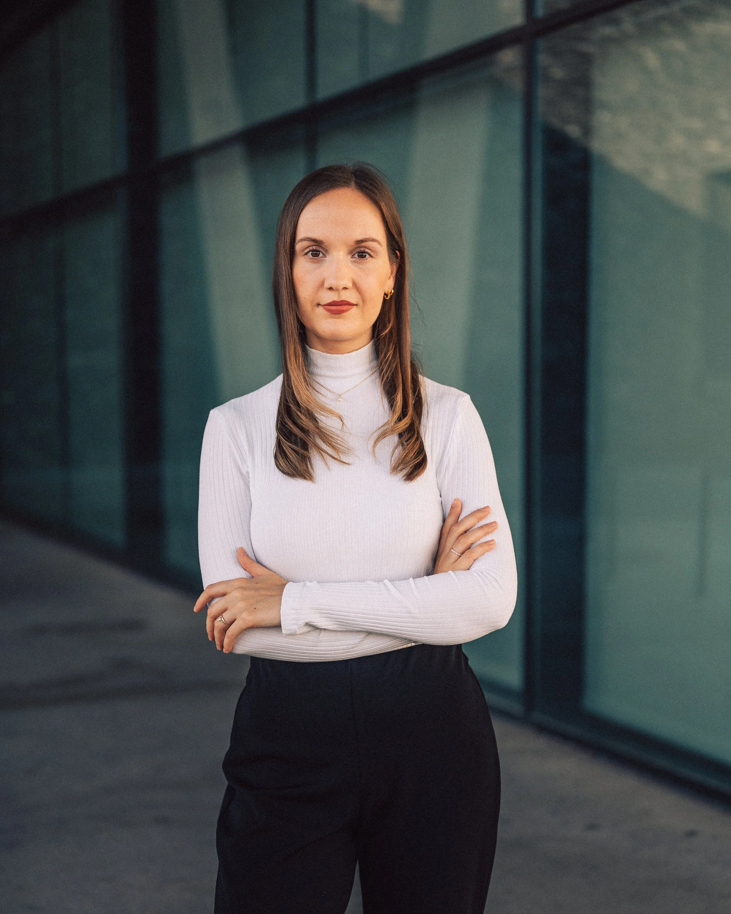 Schönes Business-Portrait von einer Frau, die vor einer modernen Glasfassade steht an der Messe Offenburg.