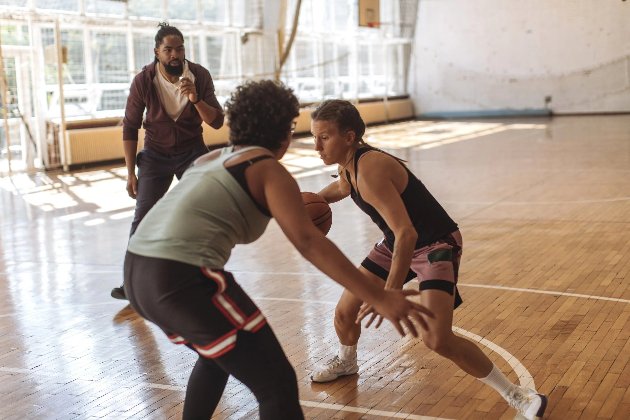 Athletes playing competitive basketball to support focus, reaction time, and sports performance
