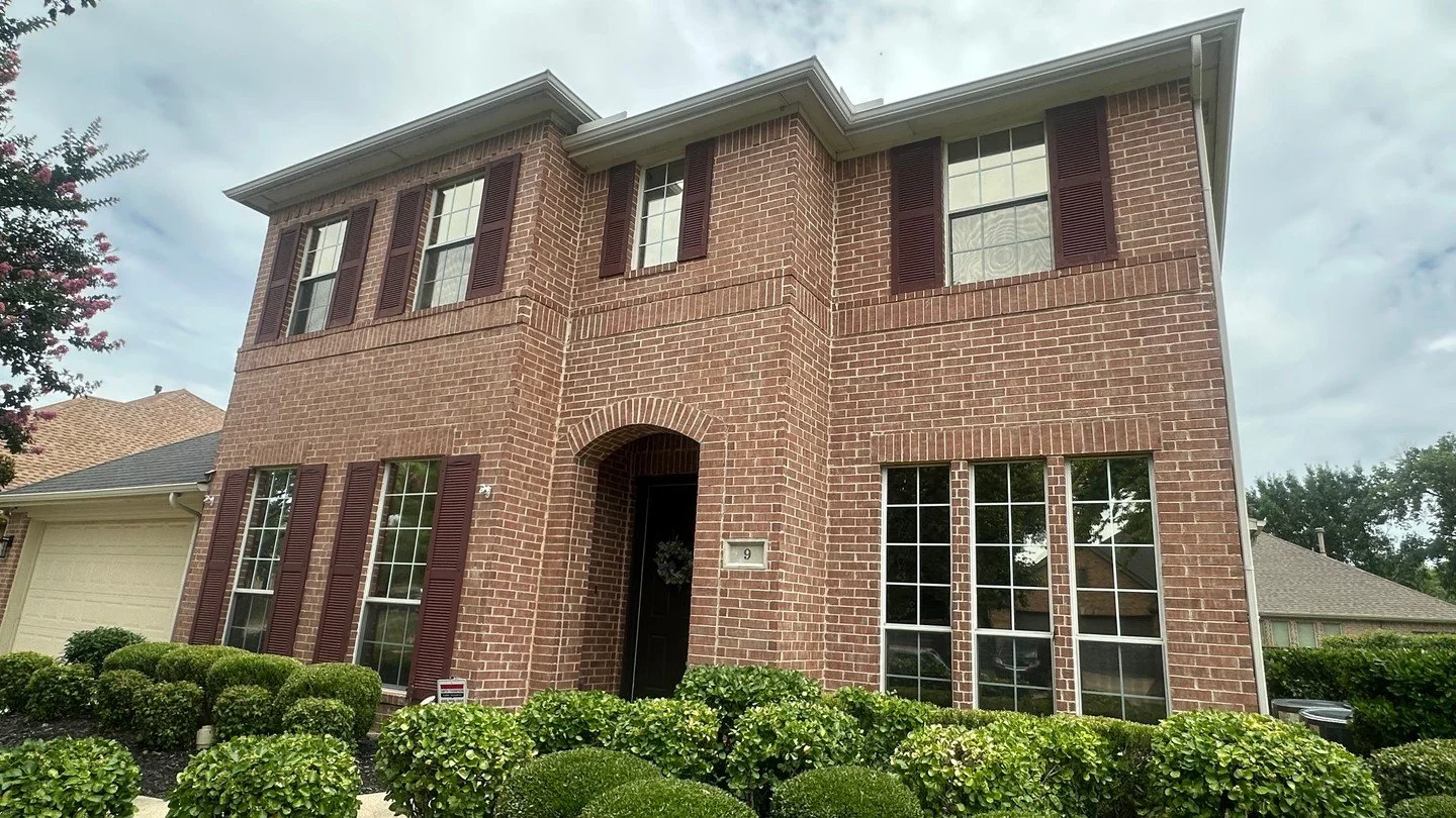 ✨ Transform Your Home with Sparkling Windows! ✨ Look at the stunning view of this beautiful brick house. Davis Window Cleaning Company turned these windows crystal clear! A clean window can brighten your whole home. Whether it's the front, side, or b