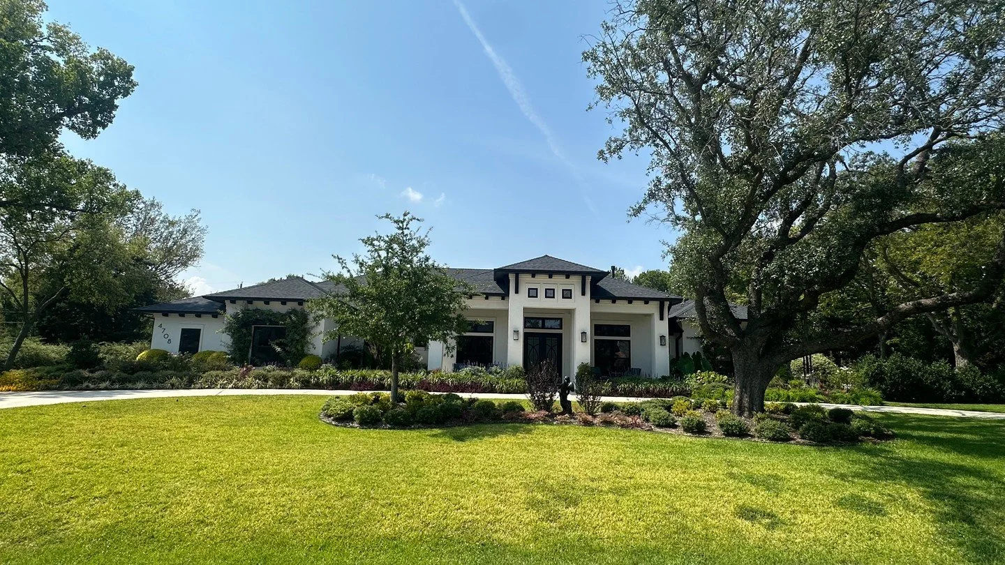 ✨ Experience the perfect blend of comfort and nature 🌿 Our latest job captured the harmony between modern living and the beauty of the countryside. We window cleaned a 2000 square foot house for a clearer view of the world outside. Let the light in 