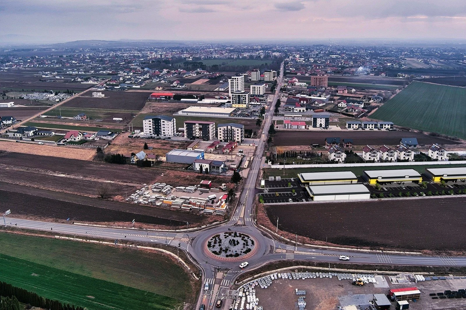 Vedere aeriană a Bucovina Retail Gate, parc comercial modern amplasat strategic pe DN2H în Rădăuți.