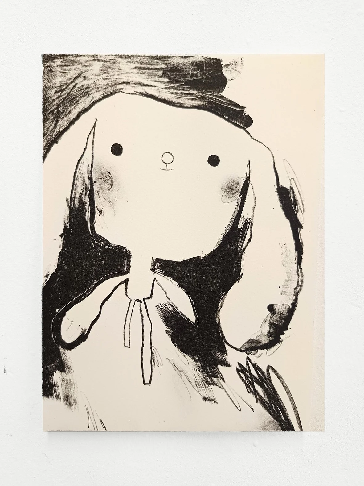 Dibujo en blanco y negro de un perro con un lazo. Estilo artístico sencillo y caricaturesco con trazos sueltos.