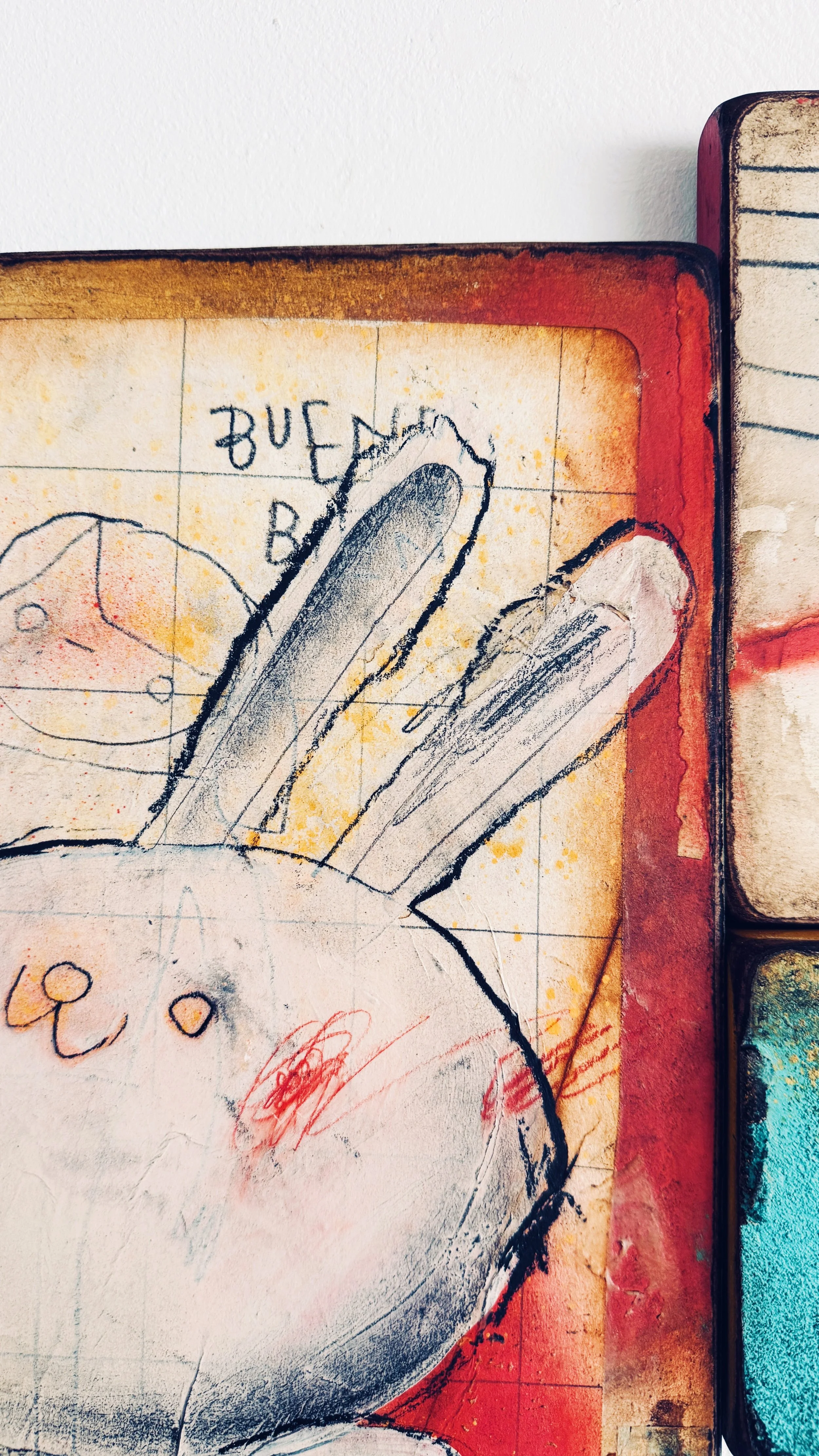Parte de un dibujo de un conejo sobre una hoja decorativa con colores cálidos.