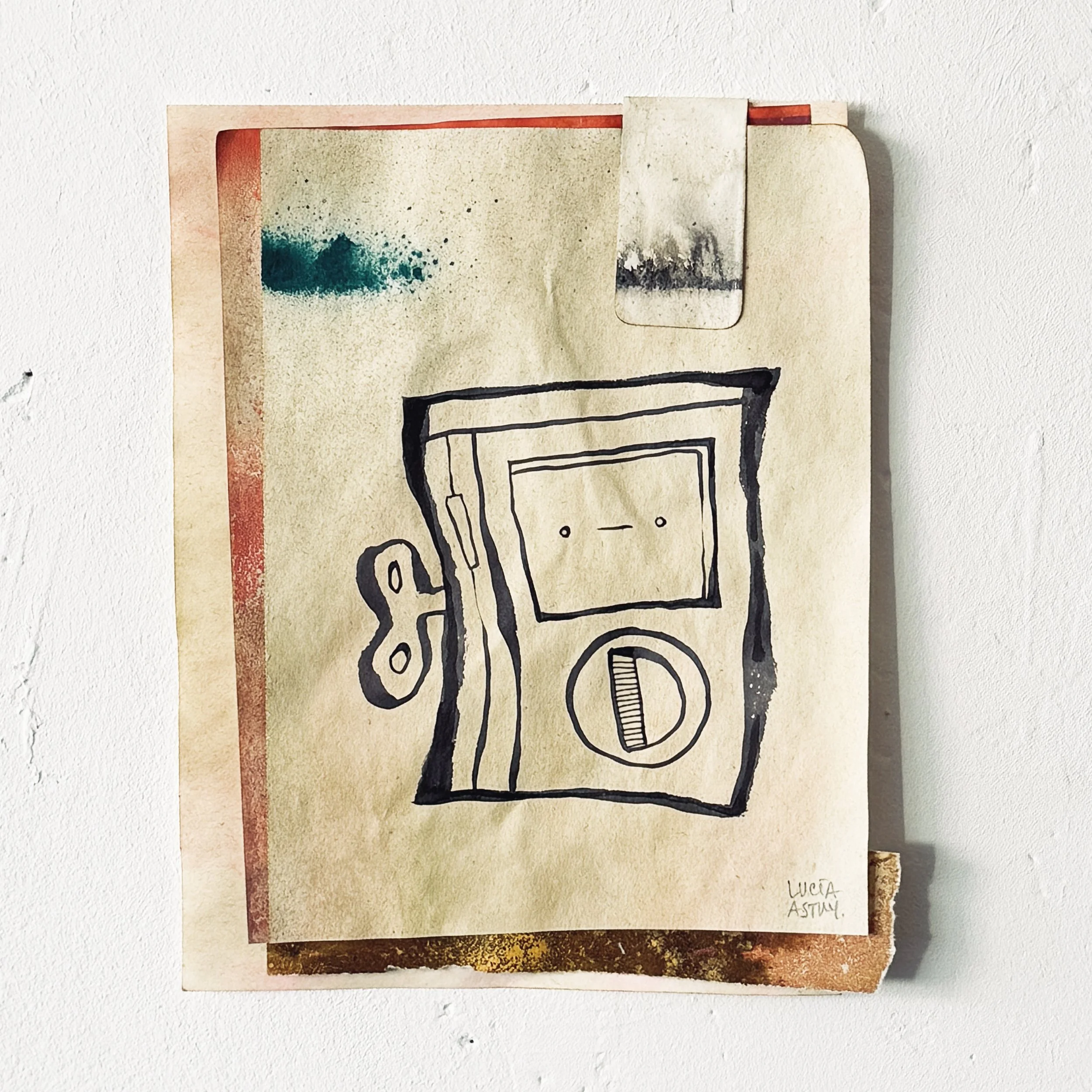 Cuadro con dibujo de una escopeta y un fondo pintado con colores terrosos y detalles abstractos por Lucía Astuy.