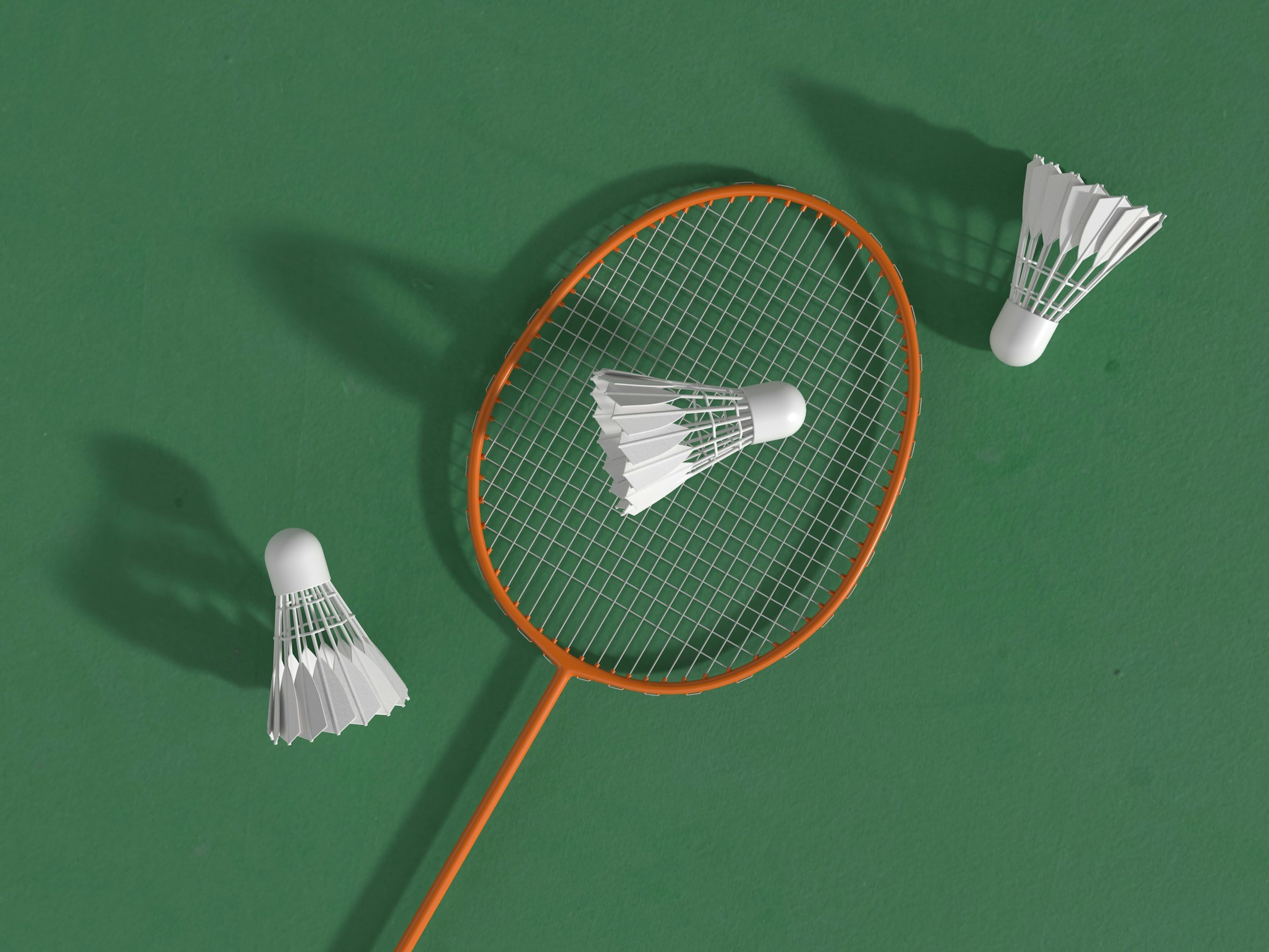 Twee witte badmintonshuttles en een badmintonracket met oranje frame op een groene ondergrond.