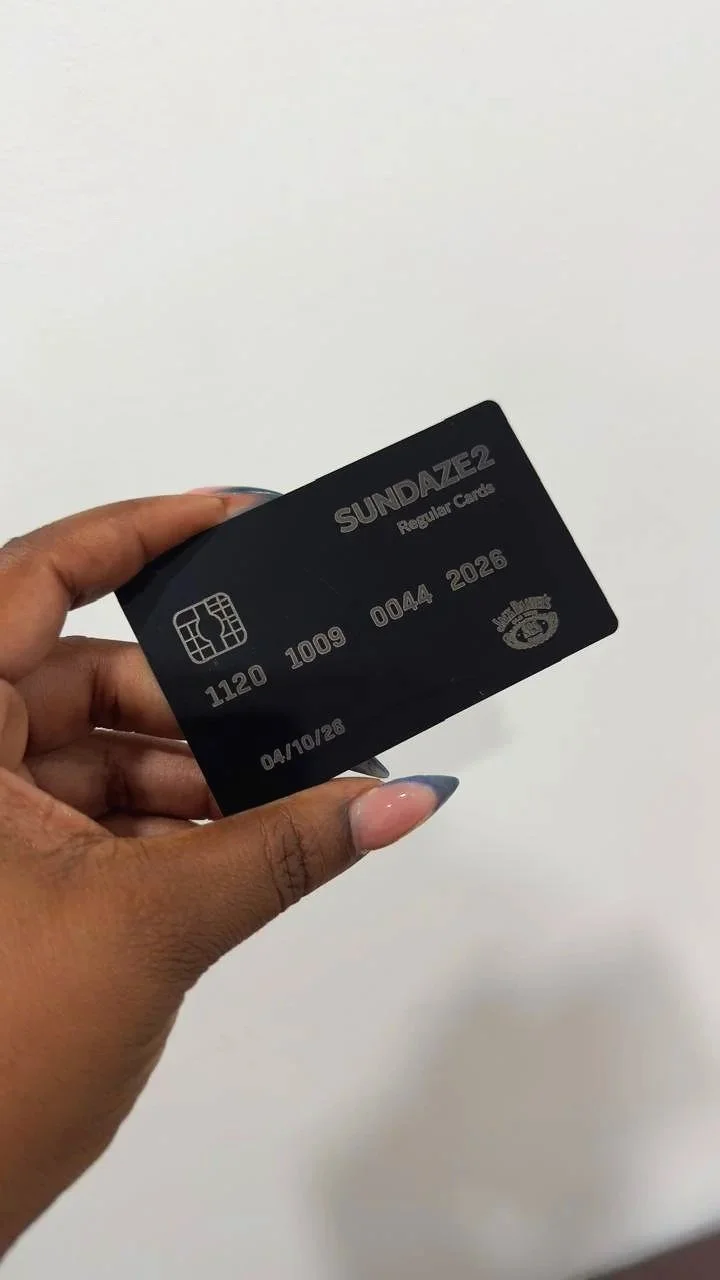 A hand holding a black event vip card for  'SUNDAZE2 Regular' with a chip and membership number, against a white background.