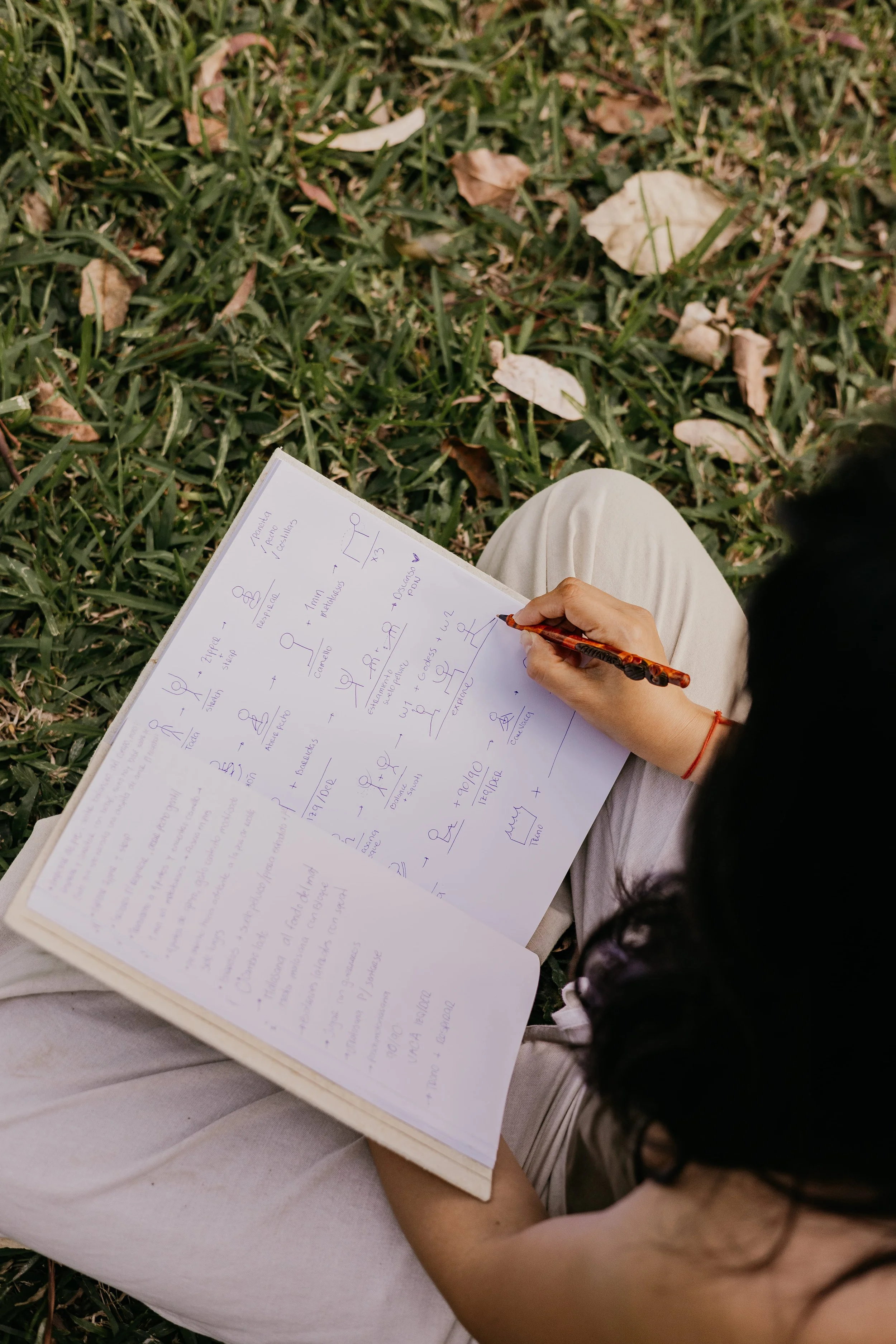 Ale la Doula planning custom birth support strategies and prenatal yoga positions in a notebook.