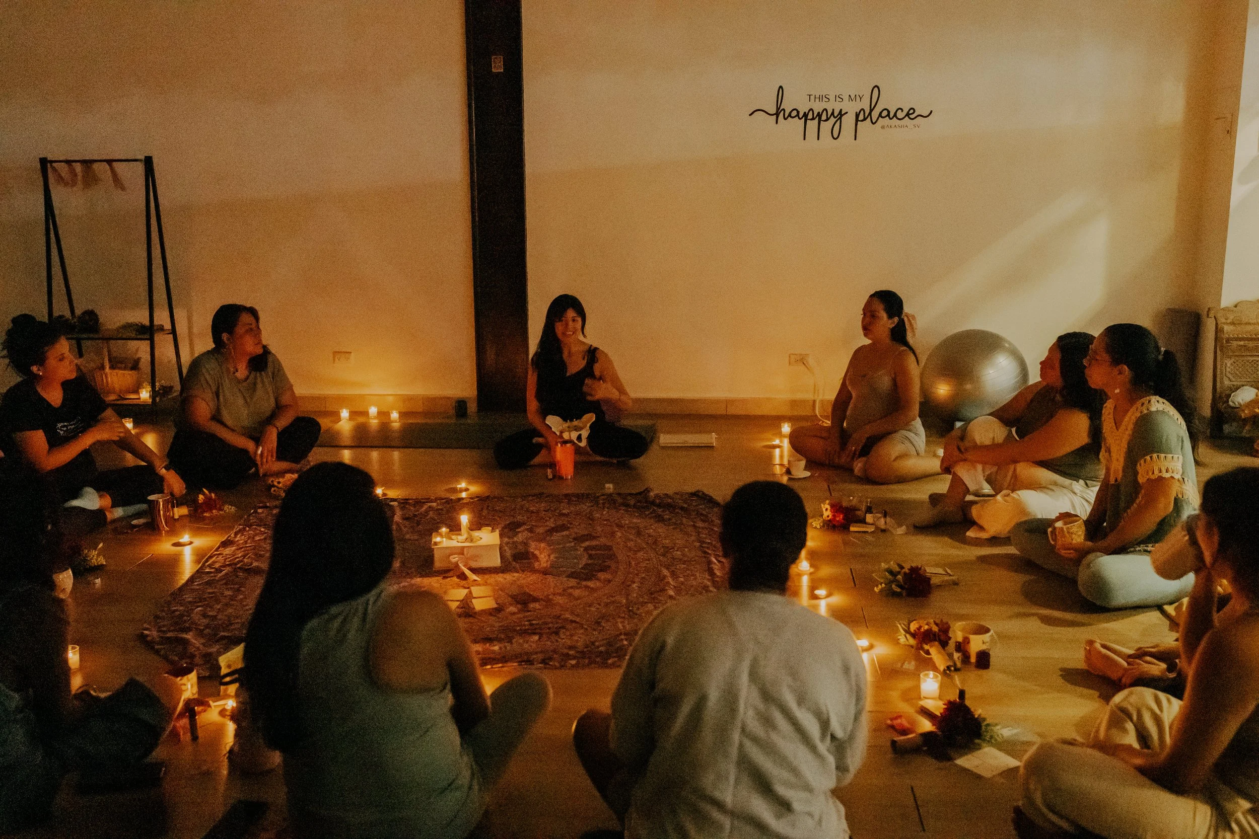 Ale la Doula facilitating a workshop and holistic women's circle for expectant mothers.