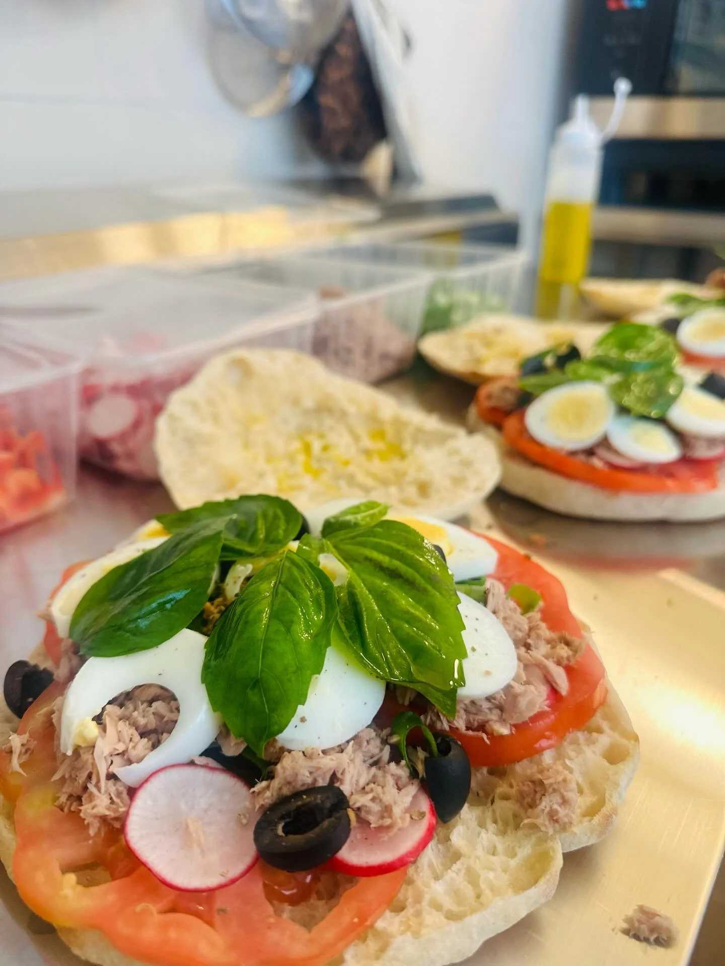 Notre pan bagnat, une ode &agrave; l&rsquo;&eacute;t&eacute; en Provence !

Tomates de chez nous, &oelig;ufs bio &amp; huile d&rsquo;olive sur un d&eacute;licieux pain de @latelieroriginaldelaloubiere ! 

&Agrave; d&eacute;couvrir d&egrave;s lundi 🫶