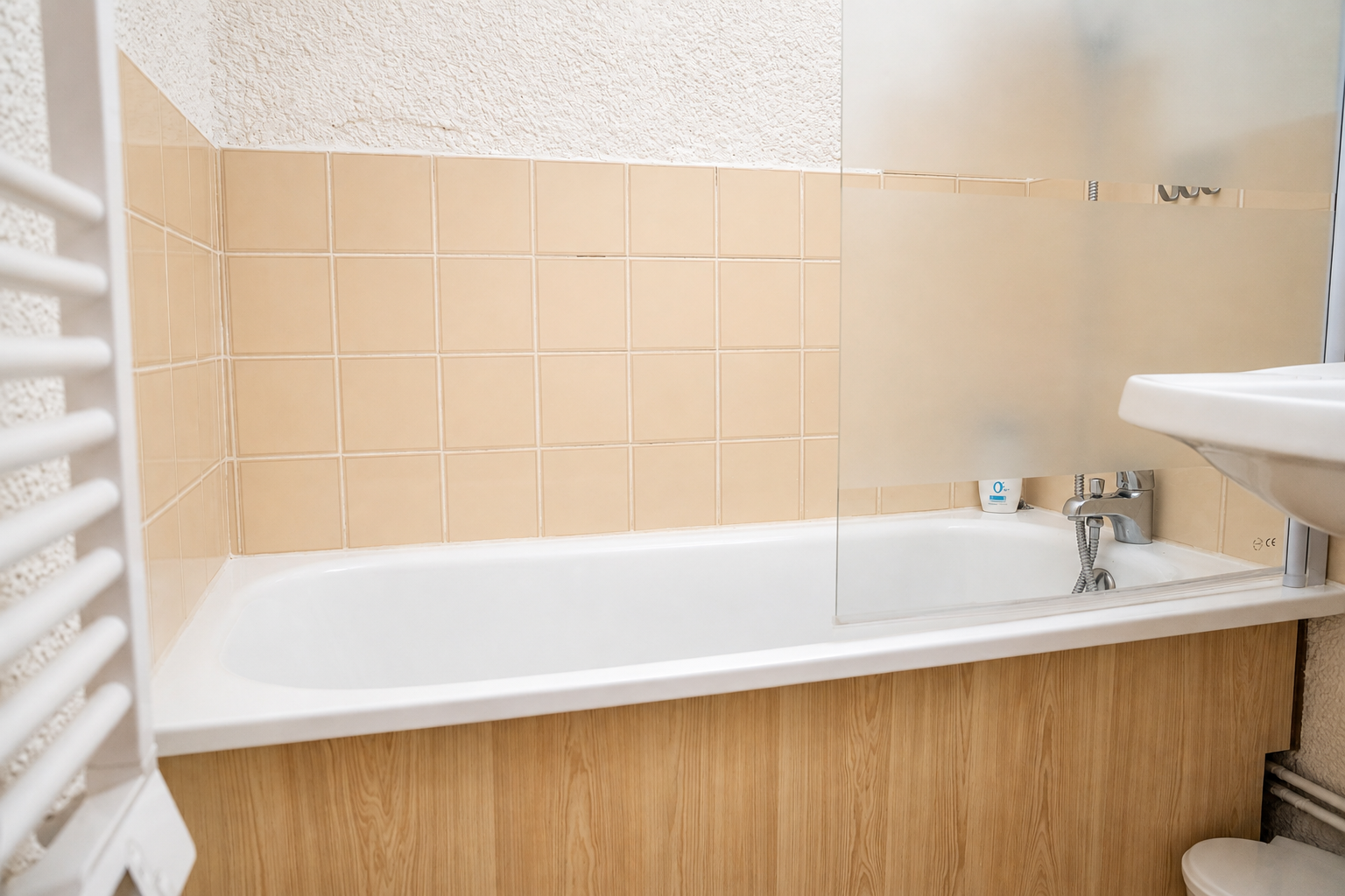 Salle de bain fonctionnelle avec sèche-serviettes