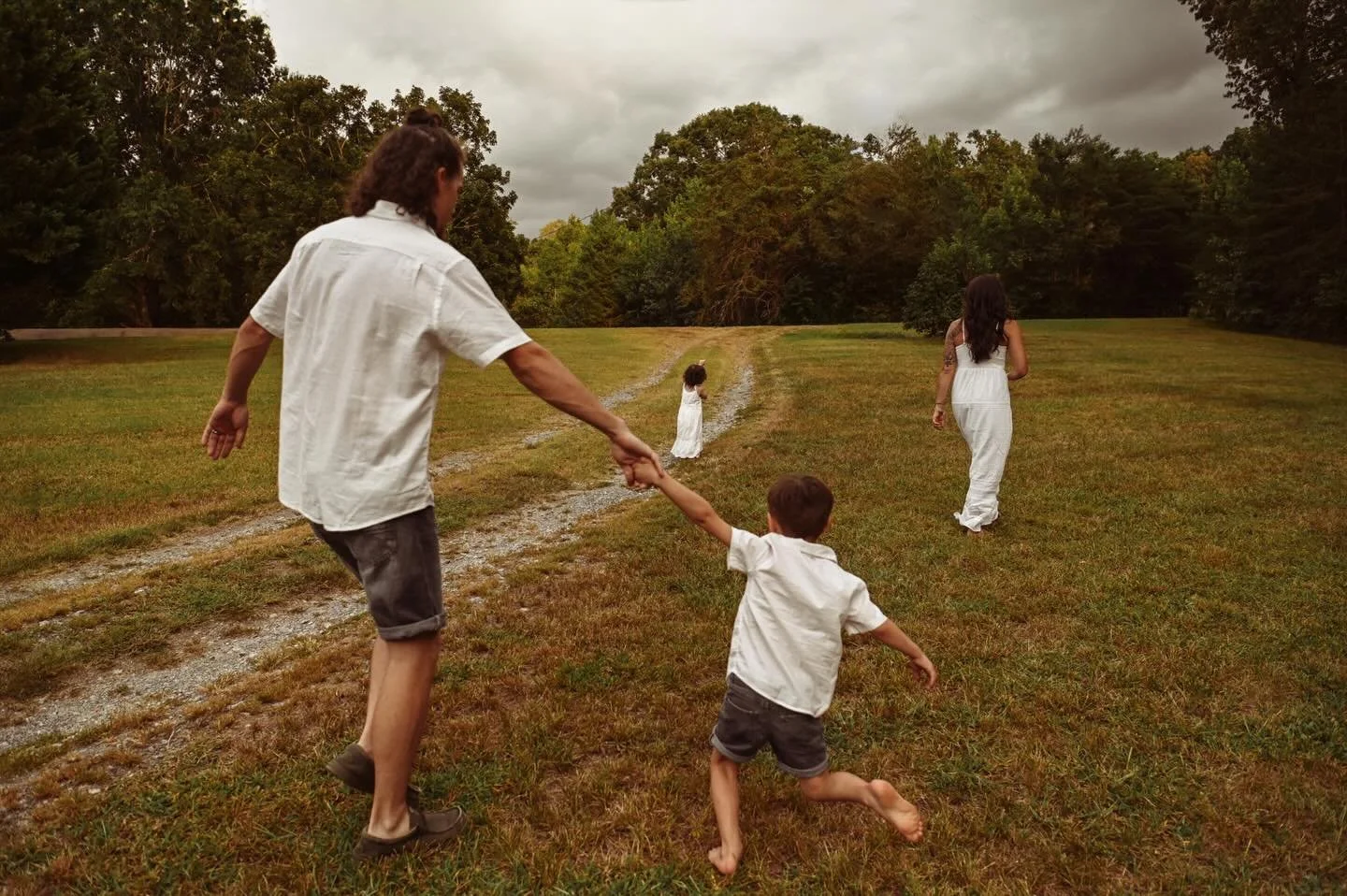 Simple memories on a cloudy evening. ☁️ 

When it comes to photoshoot wardrobe it is always best to keep it simple. Solid colors that don&rsquo;t clash and aren&rsquo;t too bright, only 1 or 2 patterns per family and no logos. This family nailed it w