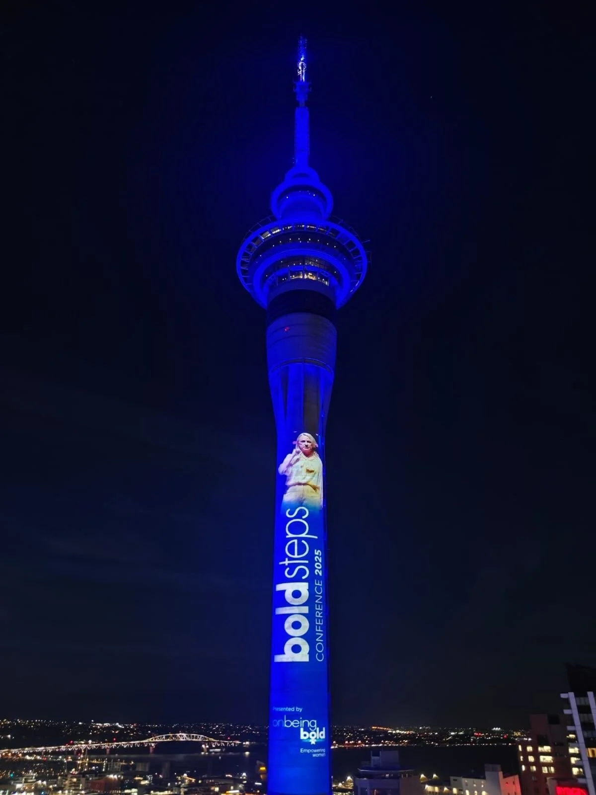 Sky Tower & StreamlinerIMG_5374.JPG