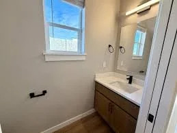 Guest bathroom at Eagle Villas townhomes in Eagle, Idaho, with interior trim, door and bathroom hardware installation by West Construction Services.