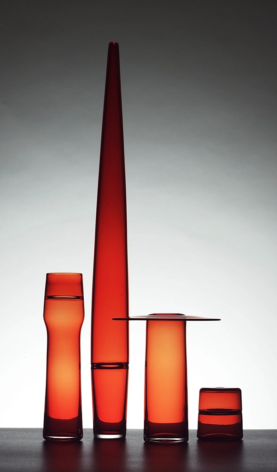 Kiki, 2004, blown glass, 840x410x 200mm  
Photographer: Greg Piper
