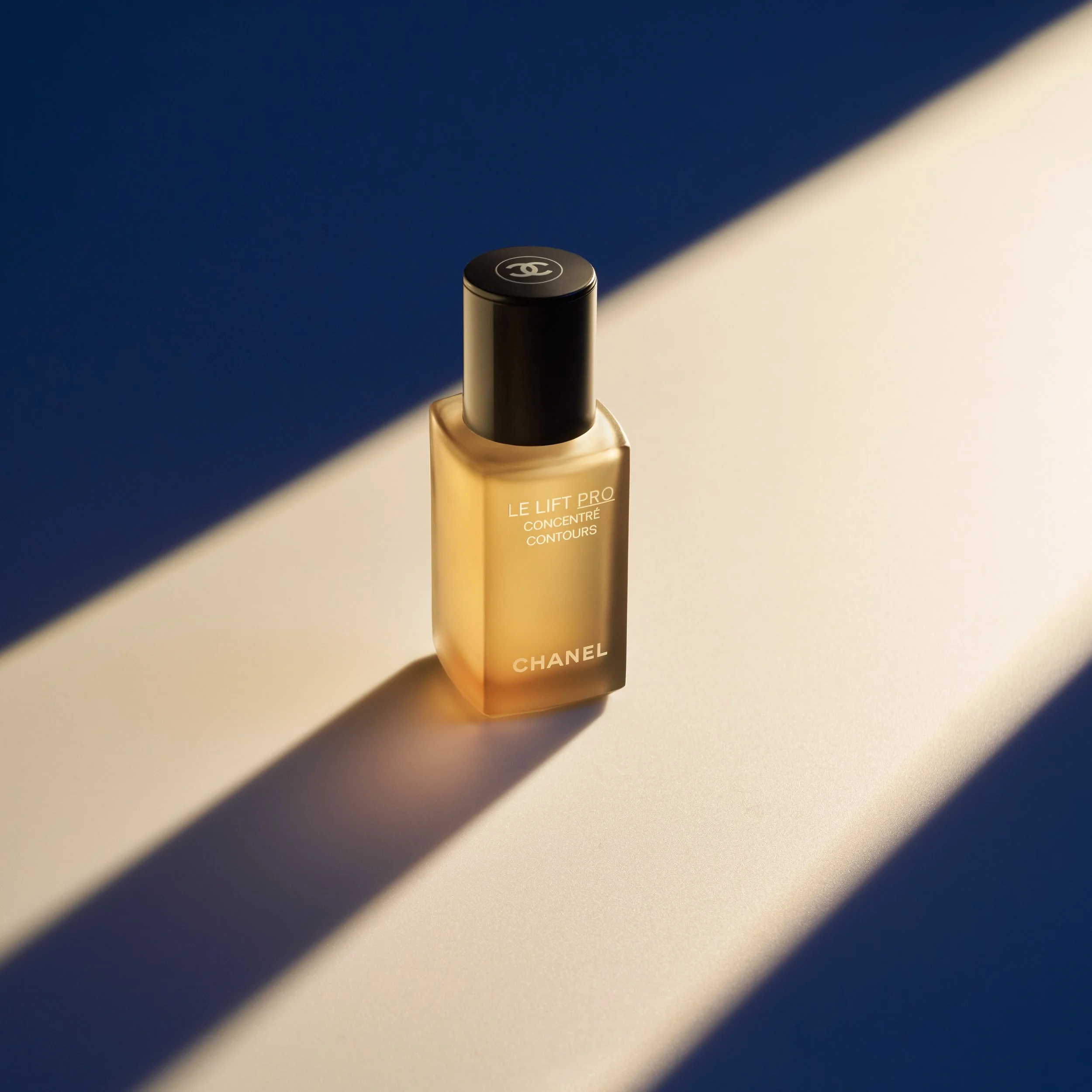 _CHANEL_CONT_SERUM_SE_04123_sesselind.jpg