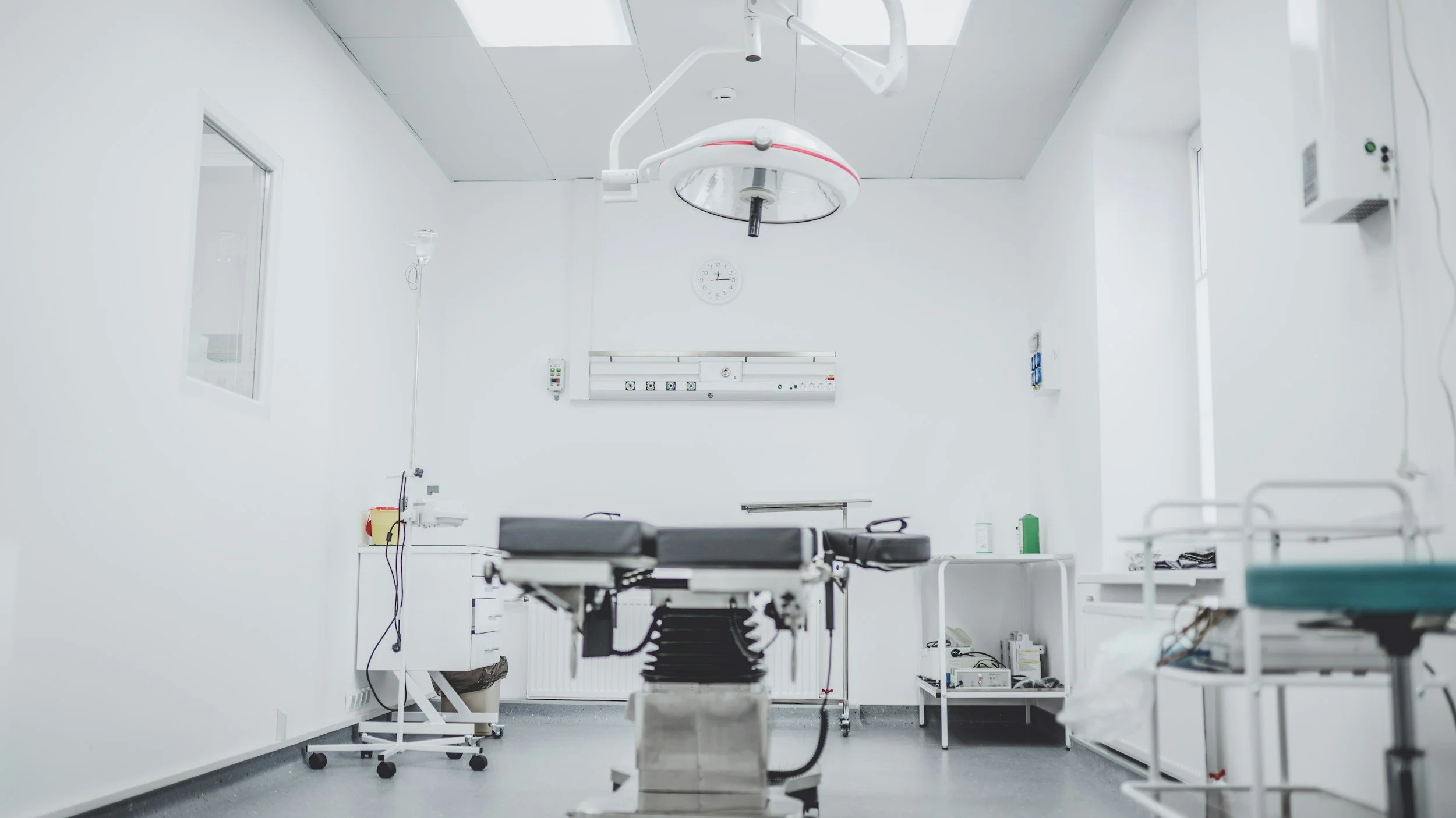 A sterilized hospital operating room with medical equipment and an operating table.