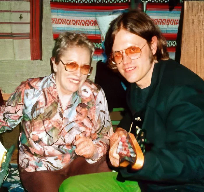 CK with Matthew Sweet
Trying my Aria bass at recent sessions for Matthew. April 5th, 1999