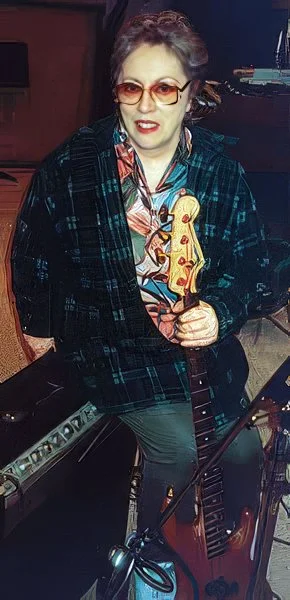 Carol with one of her old Versatone studio amps, photo Mark Cunningham 2002, taken at Steve McLean tracking date, Dave Pearlman's studio, No. Hollywood.