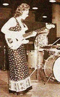Carol and her "white" bass at the 1971 Trade Show for Fender with Roy Burns on drums.
Photo published in the Sept. '98 Guitar player mag.
Not the best quality, the original wasn't that good. Also
that is
