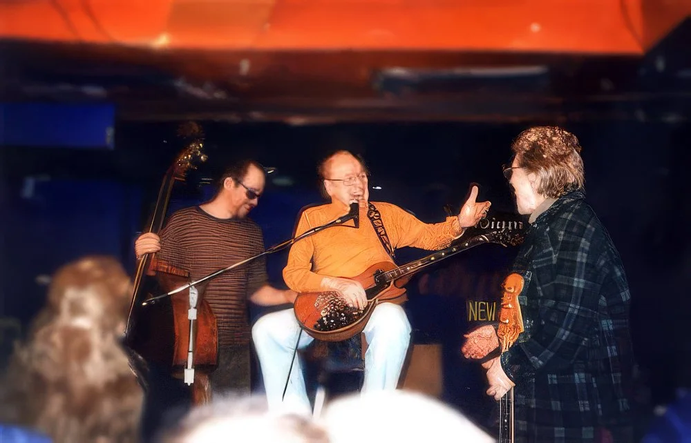 Les Paul and Carol Kaye
ready to sit in. NYC, Jan. 31, 2000